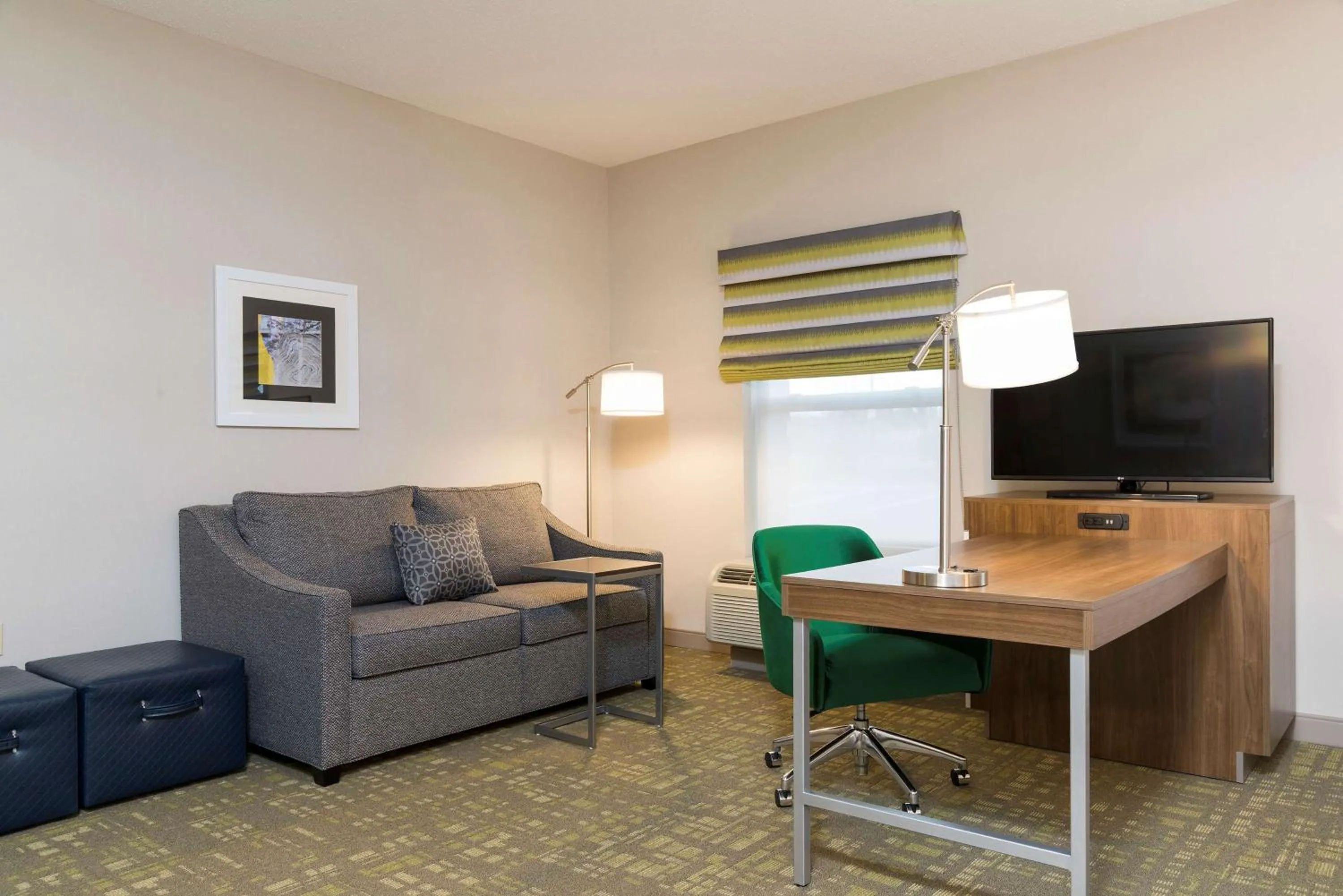 Bedroom in Hampton Inn & Suites East Lansing