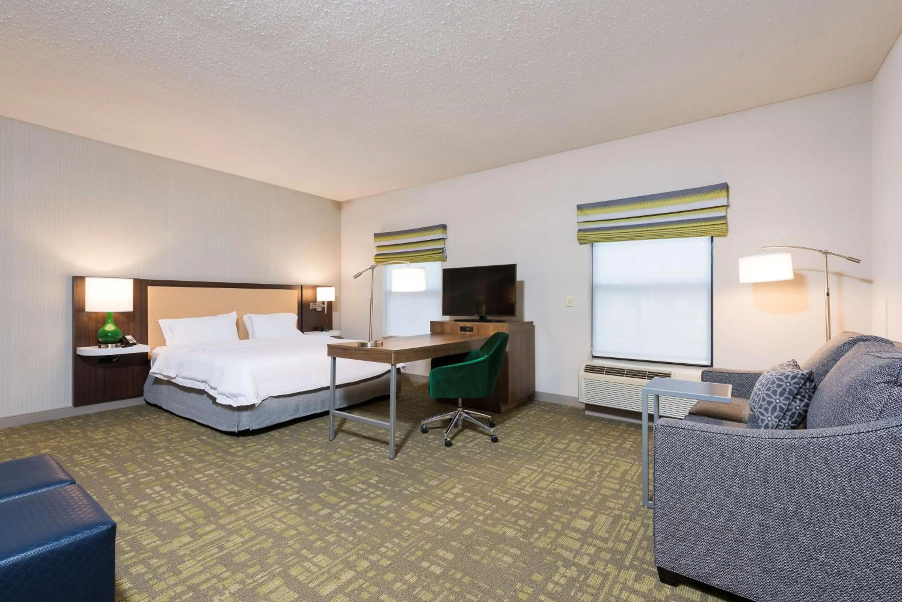 Bedroom, Bed in Hampton Inn & Suites East Lansing