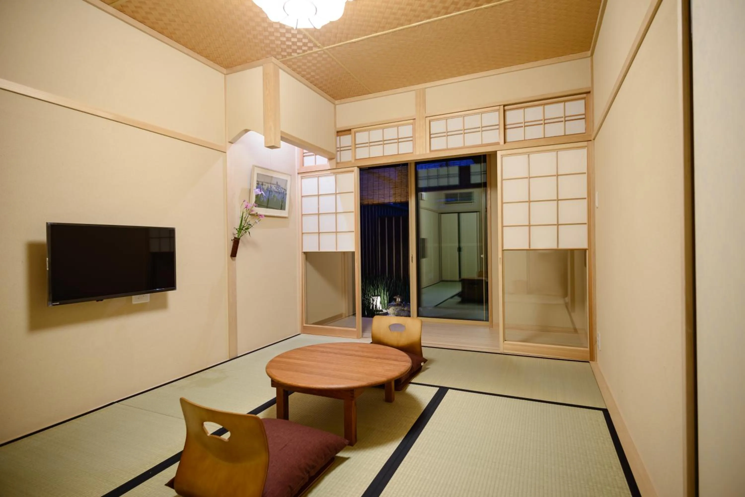 Photo of the whole room in Luck You Kyoto