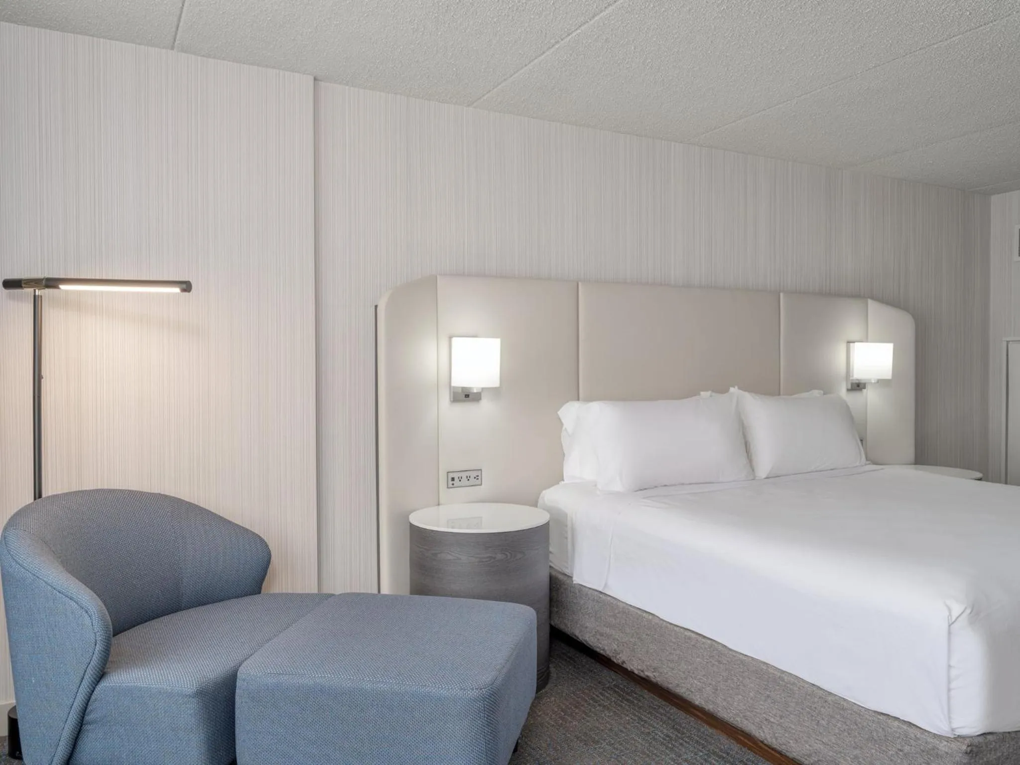 Photo of the whole room, Bed in Crowne Plaza Indianapolis-Airport by IHG