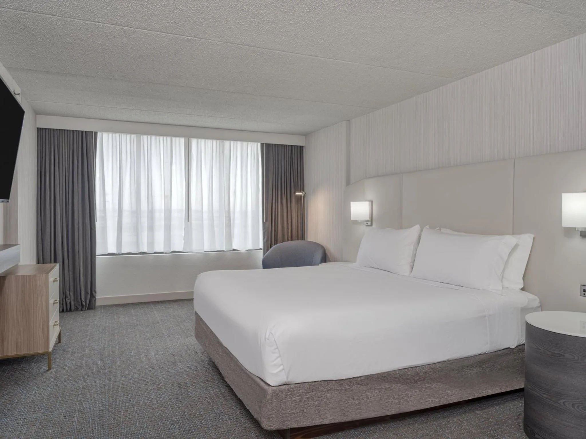 Photo of the whole room, Bed in Crowne Plaza Indianapolis-Airport by IHG