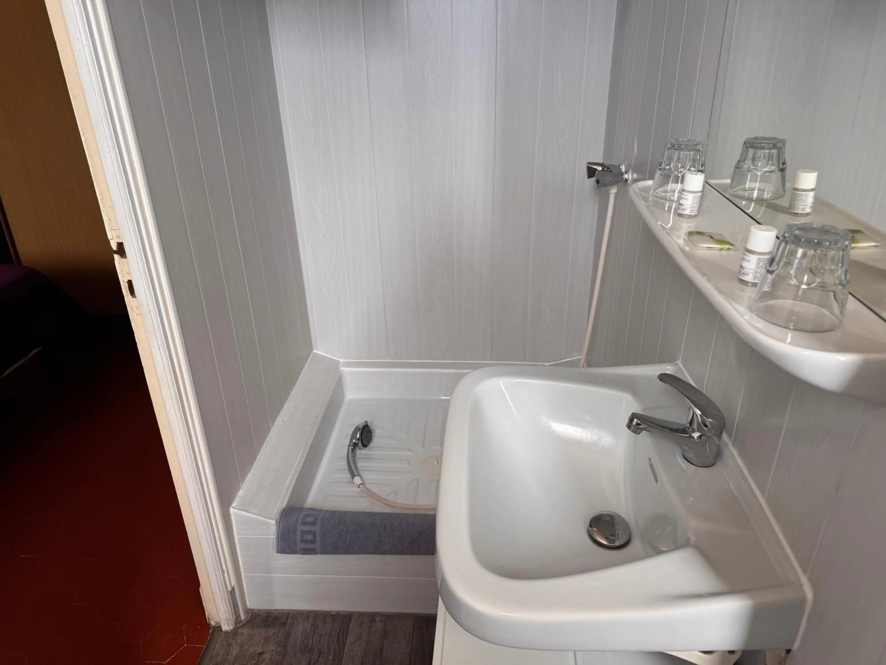 Shower in Le Chemin Neuf