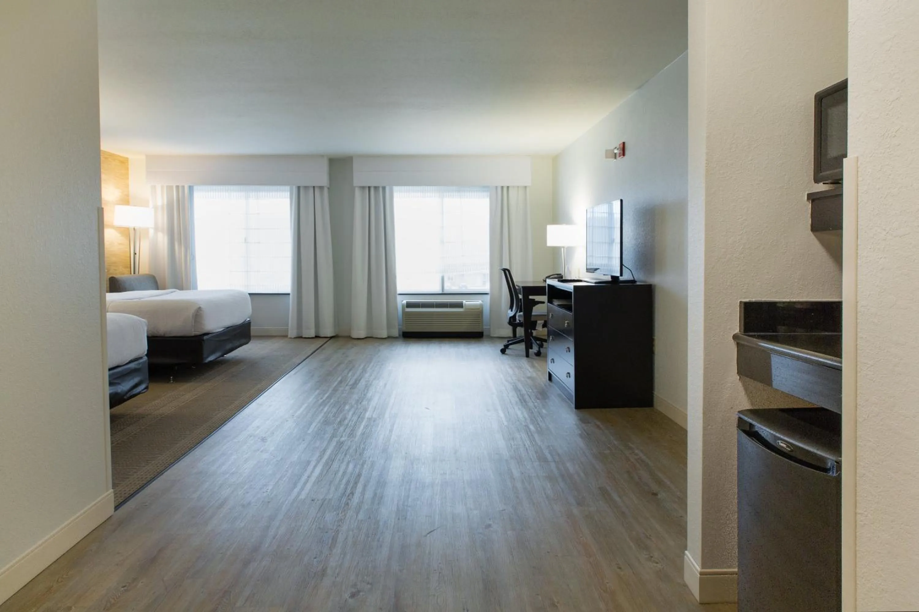Photo of the whole room, Bed in Holiday Inn Hotel & Suites Bloomington Airport by IHG