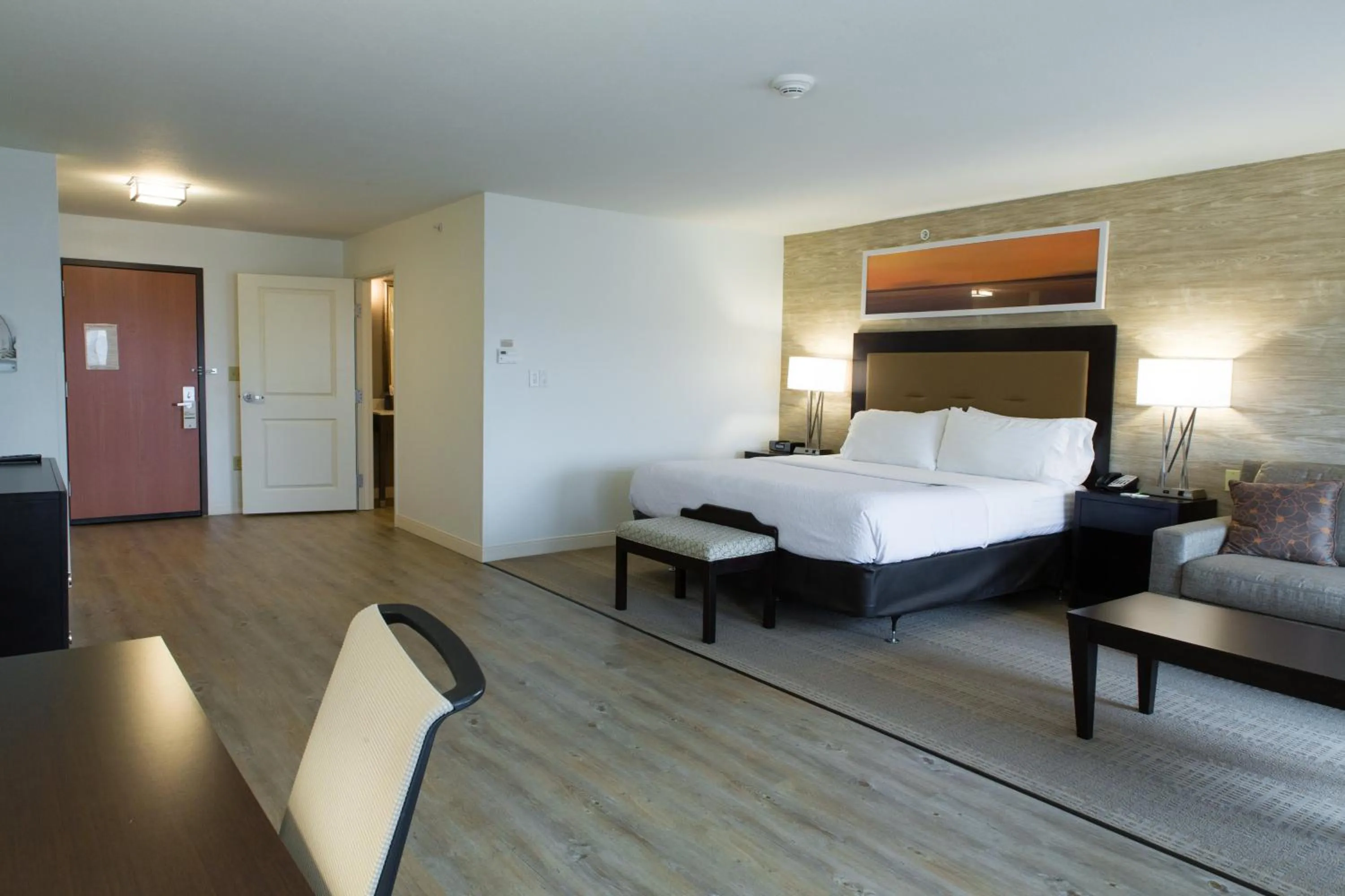 Photo of the whole room, Bed in Holiday Inn Hotel & Suites Bloomington Airport by IHG