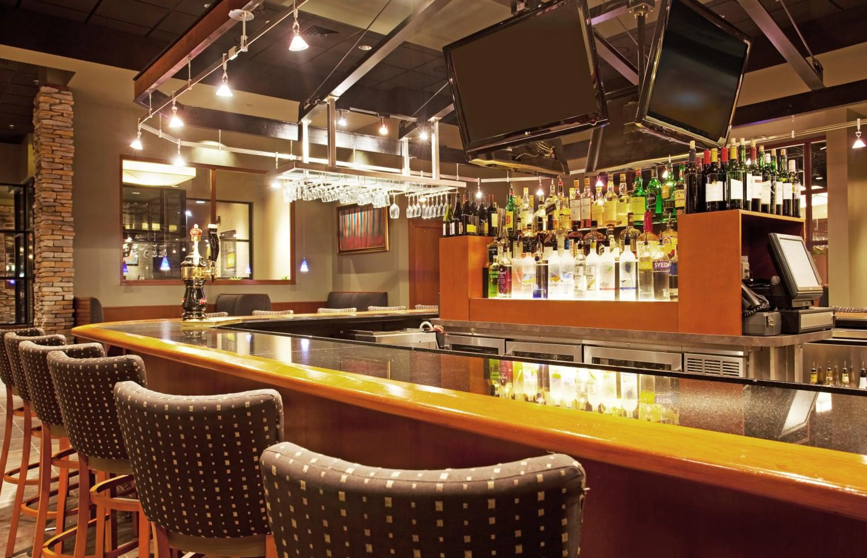 Lounge or bar in Holiday Inn Hotel & Suites Bloomington Airport by IHG
