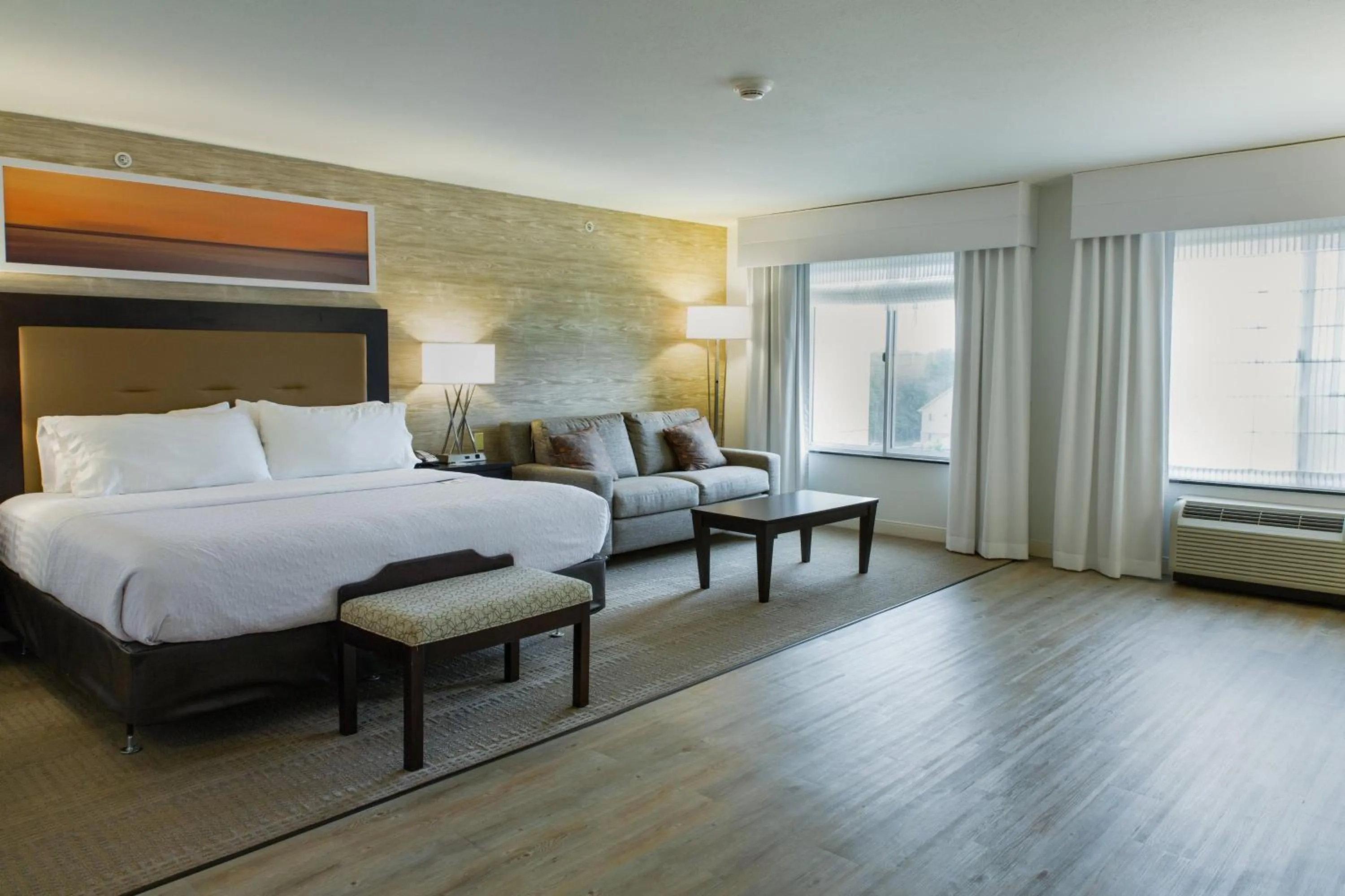 Photo of the whole room, Bed in Holiday Inn Hotel & Suites Bloomington Airport by IHG