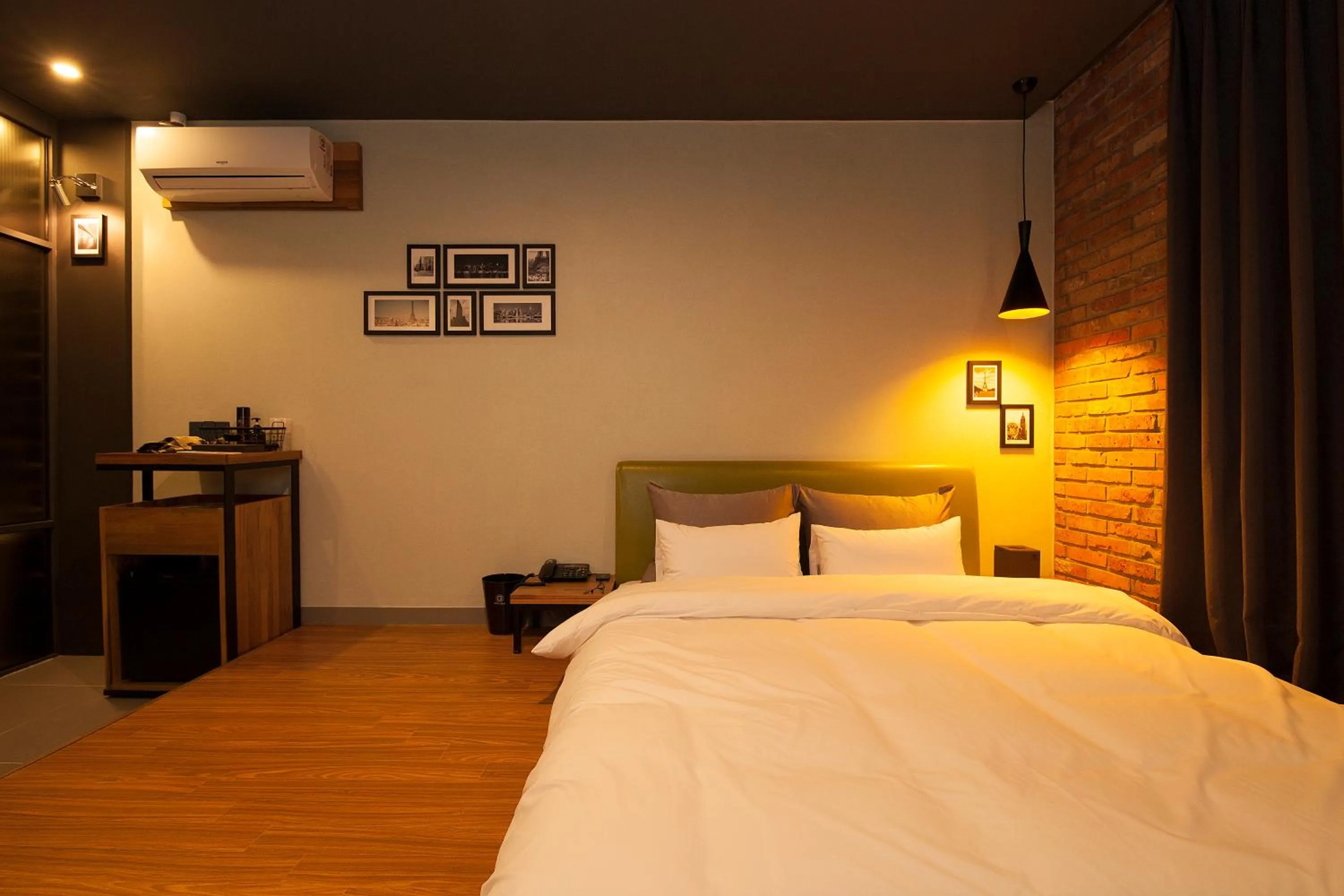 Bedroom, Bed in Hotel Gray