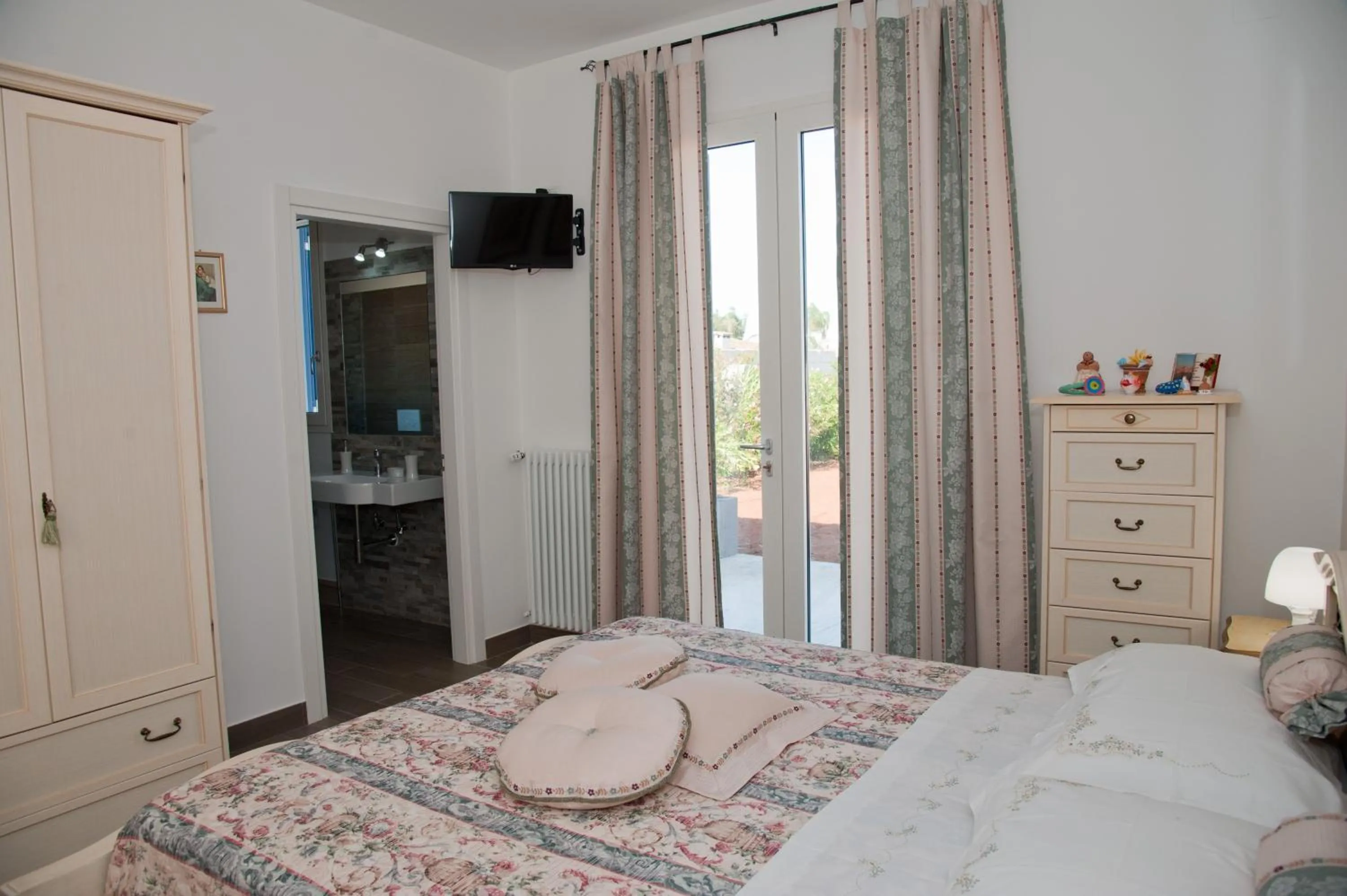 Photo of the whole room, Bed in LI CURTI B&B