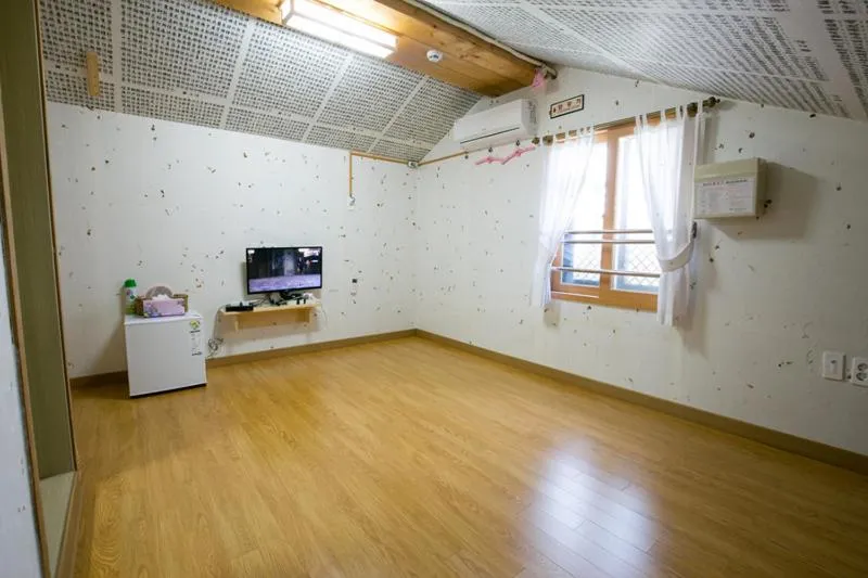 Photo of the whole room, Kitchen/Kitchenette in Ddlanche Guesthouse New Building