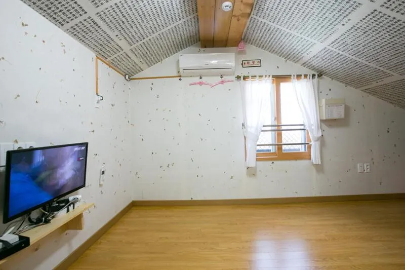 TV and multimedia, TV/Entertainment Center in Ddlanche Guesthouse New Building