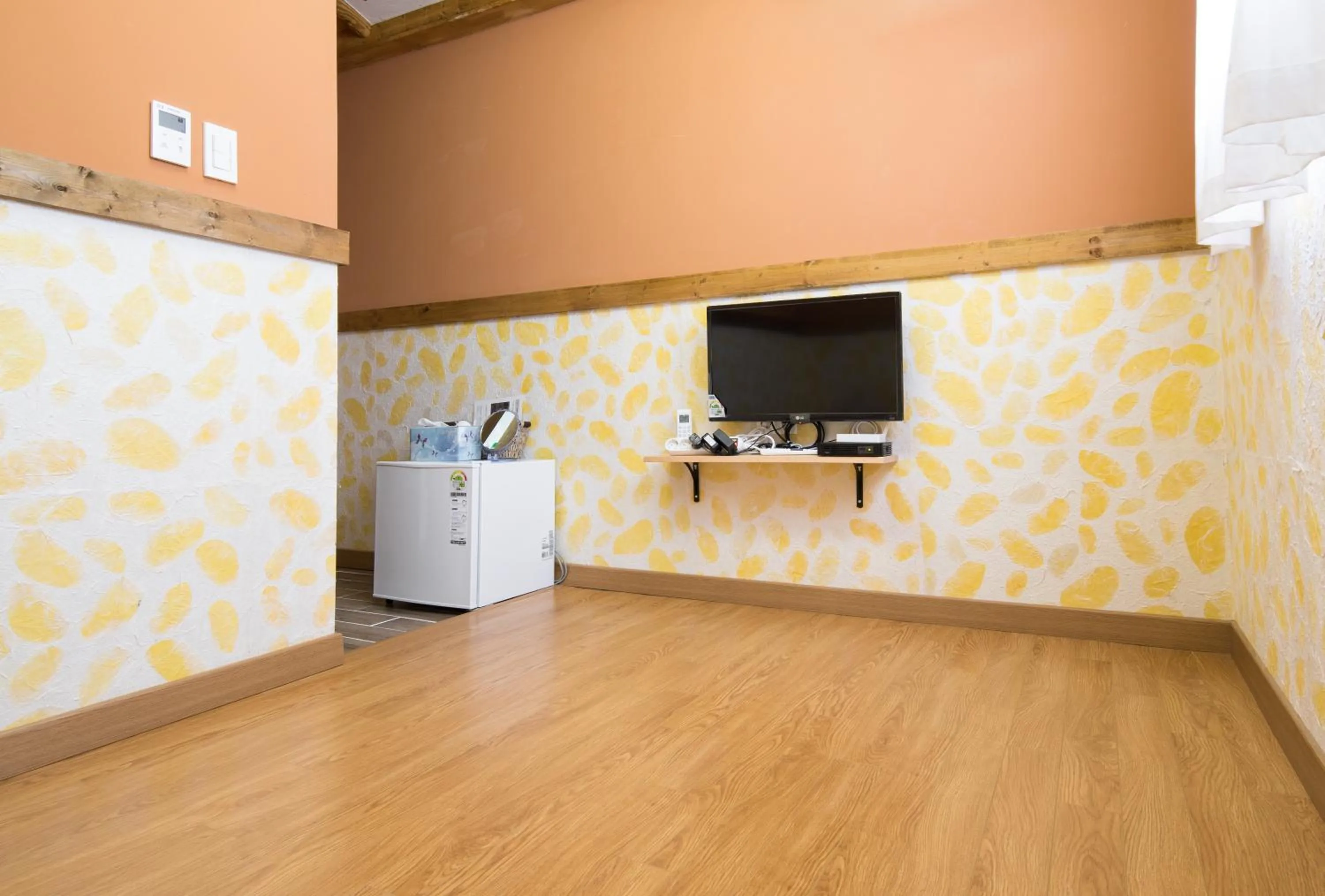 TV and multimedia, Kitchen/Kitchenette in Ddlanche Guesthouse New Building