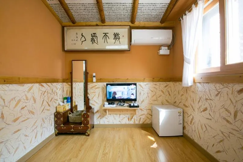 Bedroom, TV/Entertainment Center in Ddlanche Guesthouse New Building