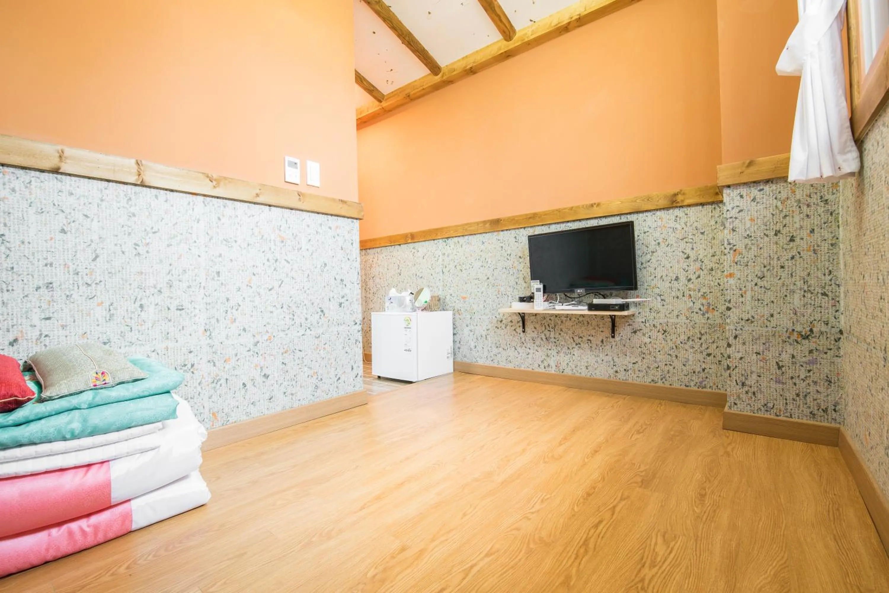 Bedroom, TV/Entertainment Center in Ddlanche Guesthouse New Building