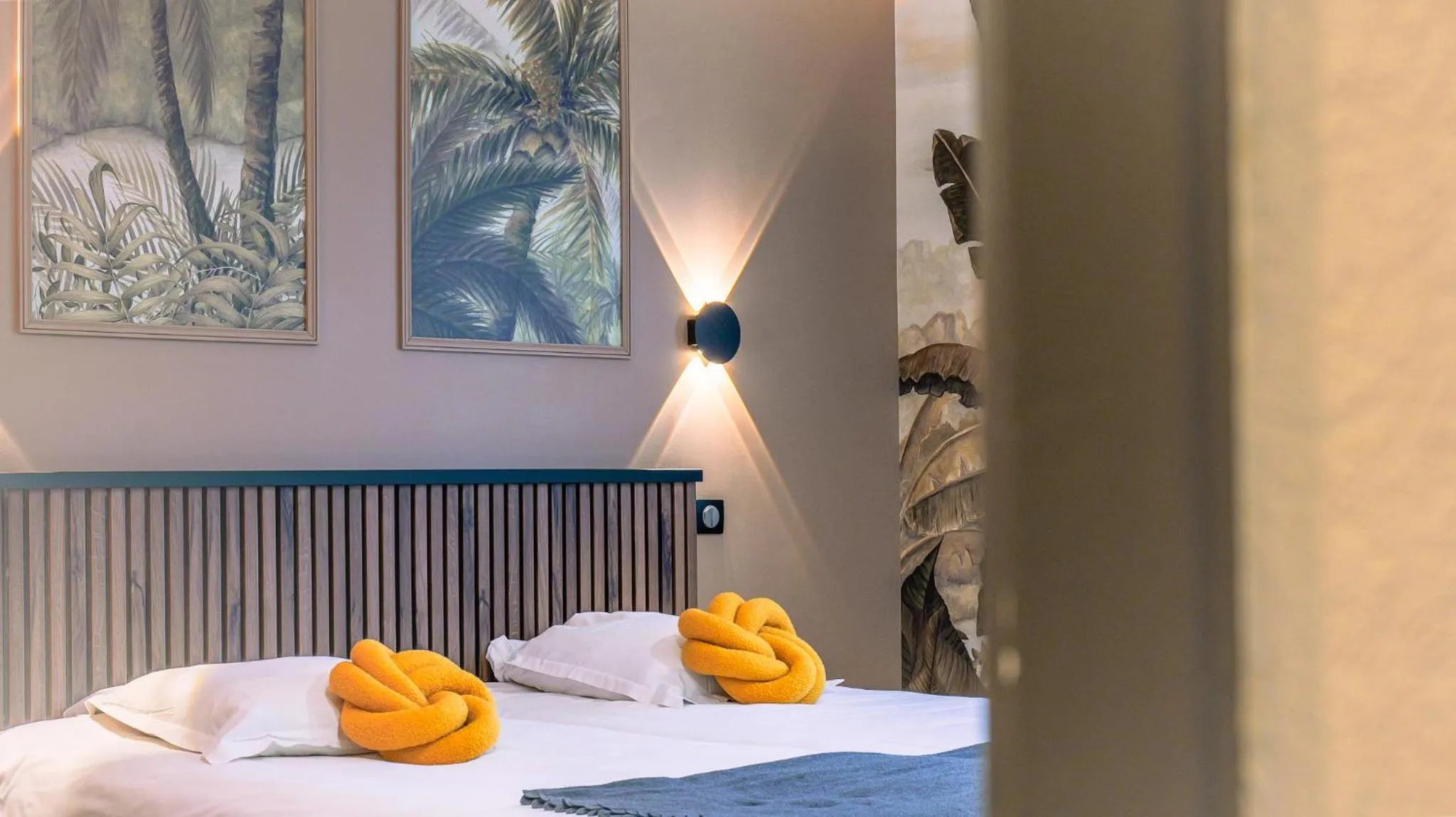 Bed in Le Clos Du Pontic Logis et Cit'Hotel