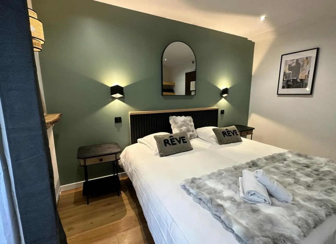 Bed in Le Clos Du Pontic Logis et Cit'Hotel