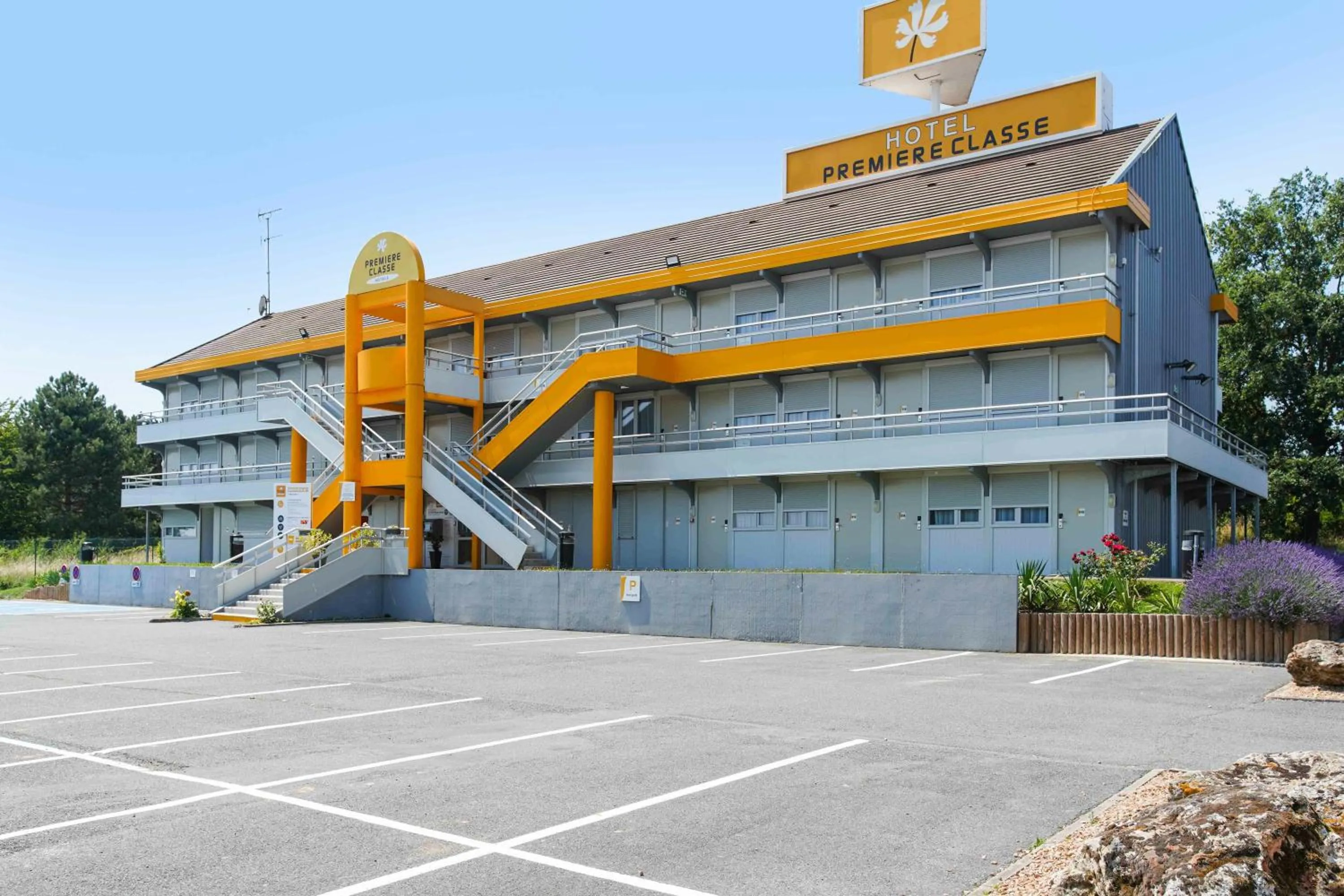 Property building in Première Classe Villejust