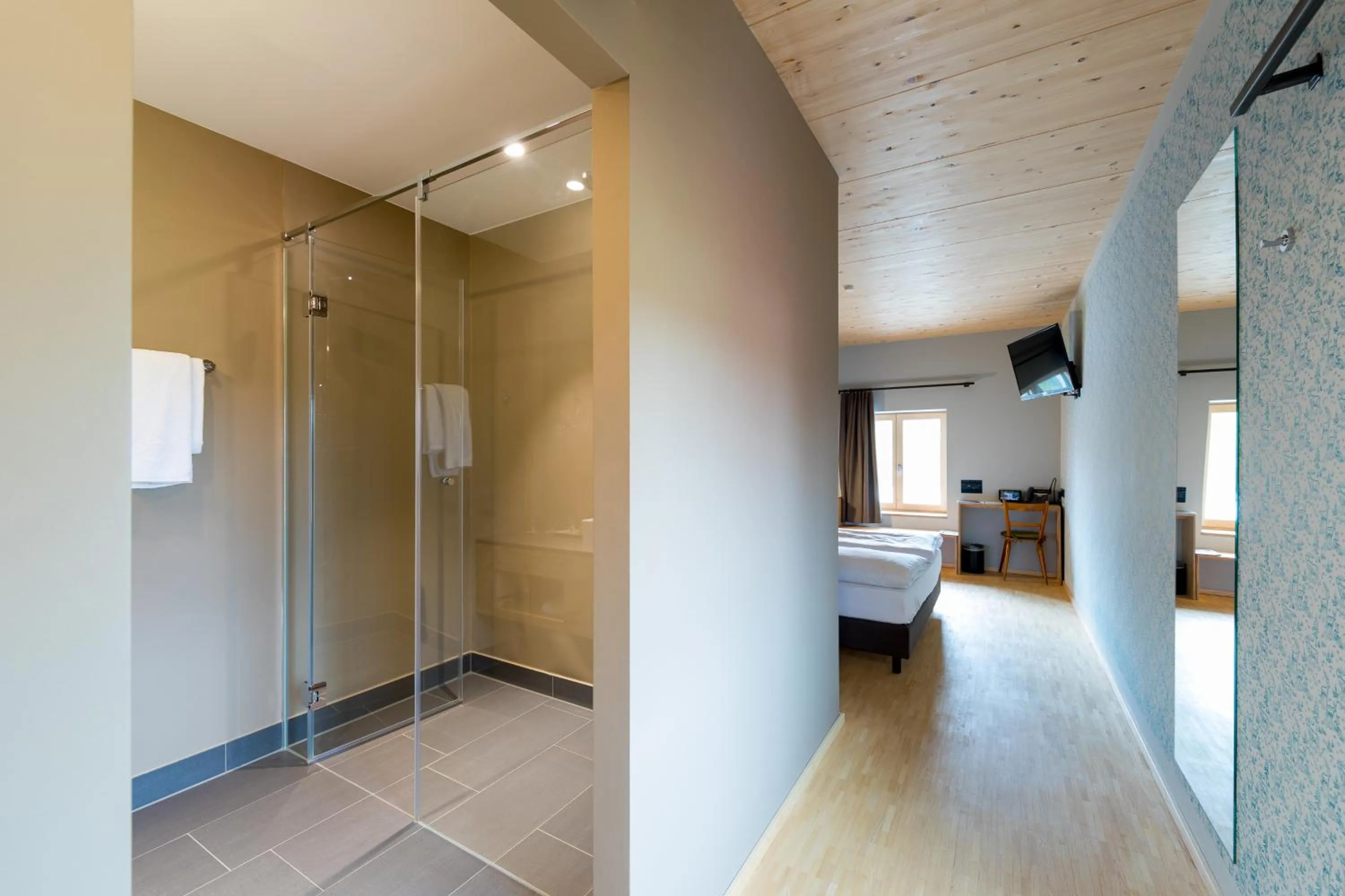 Shower, Bed in Schlossparkhotel Mariakirchen