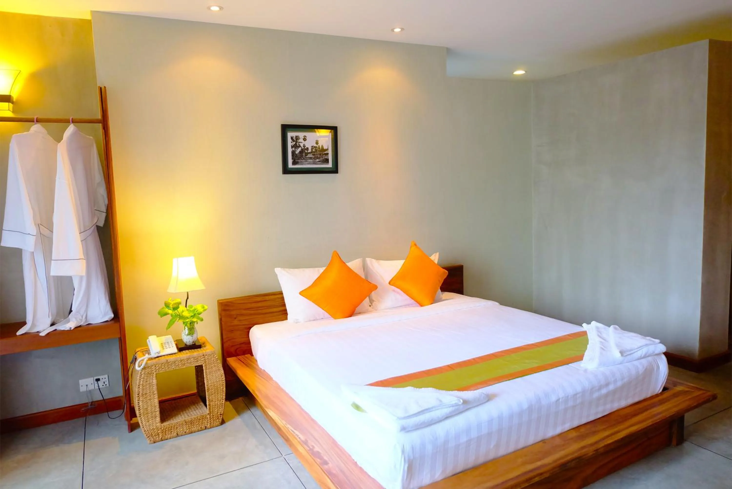 Photo of the whole room, Bed in Saravoan Royal Palace