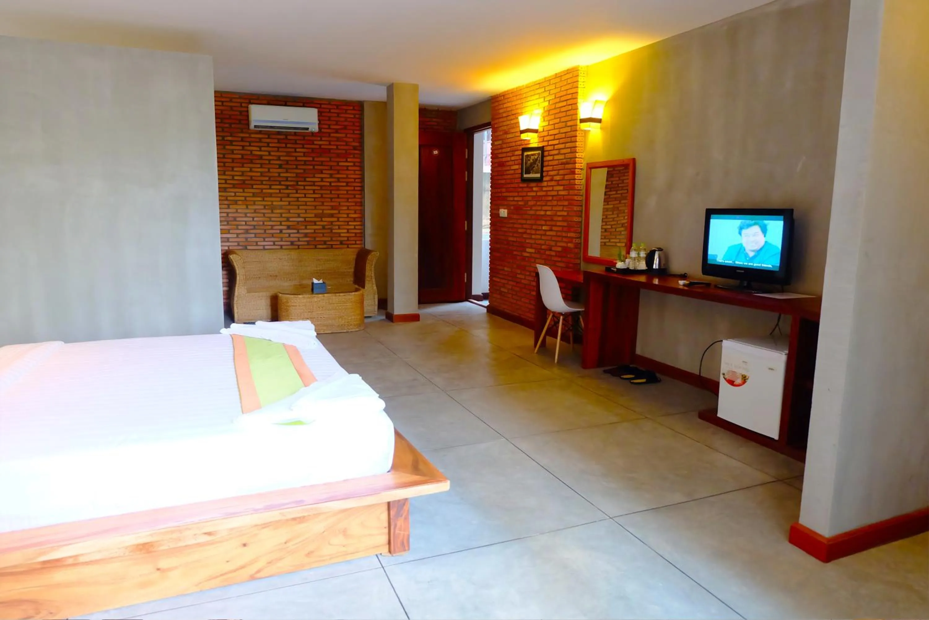 Photo of the whole room, Bed in Saravoan Royal Palace