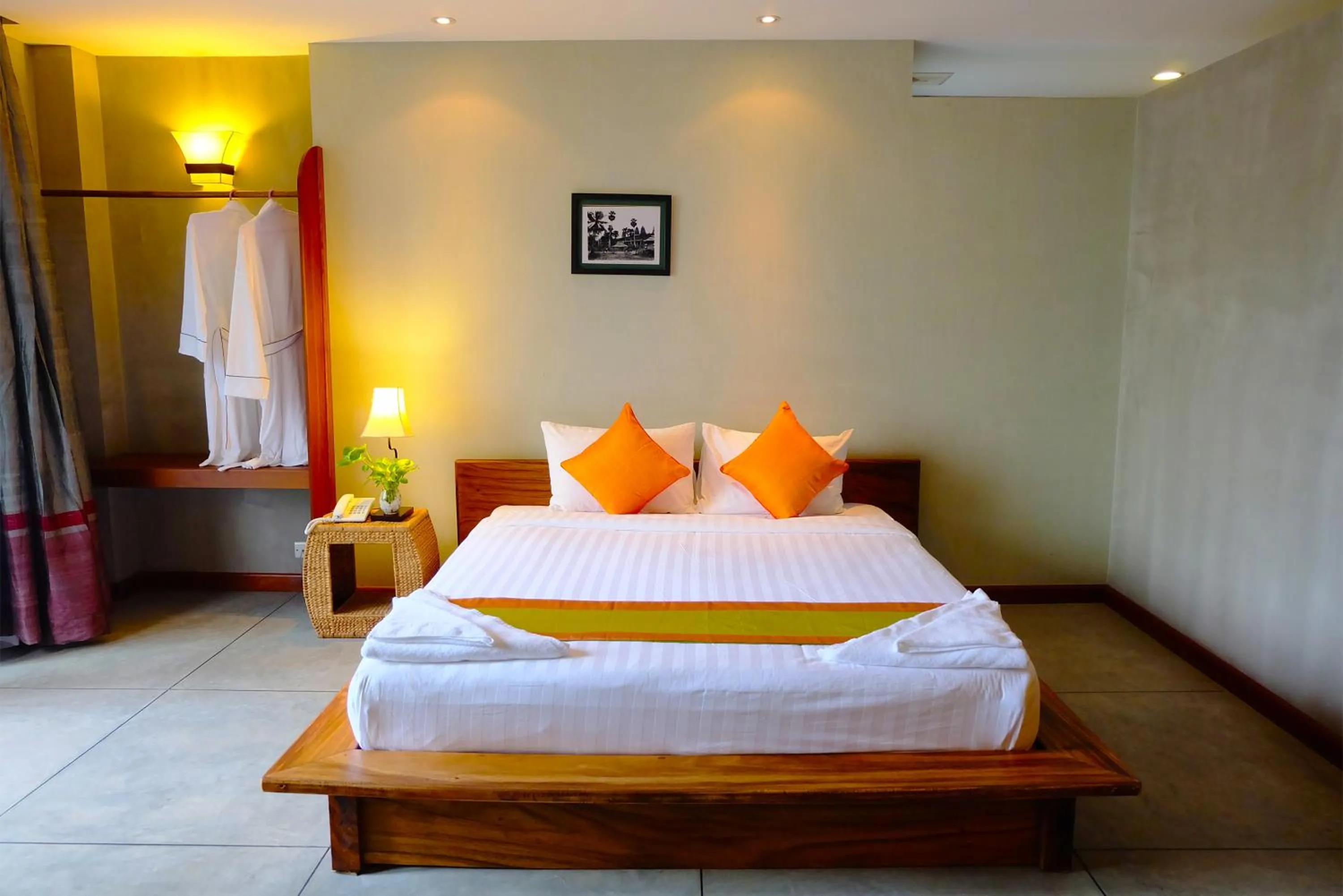 Photo of the whole room, Bed in Saravoan Royal Palace