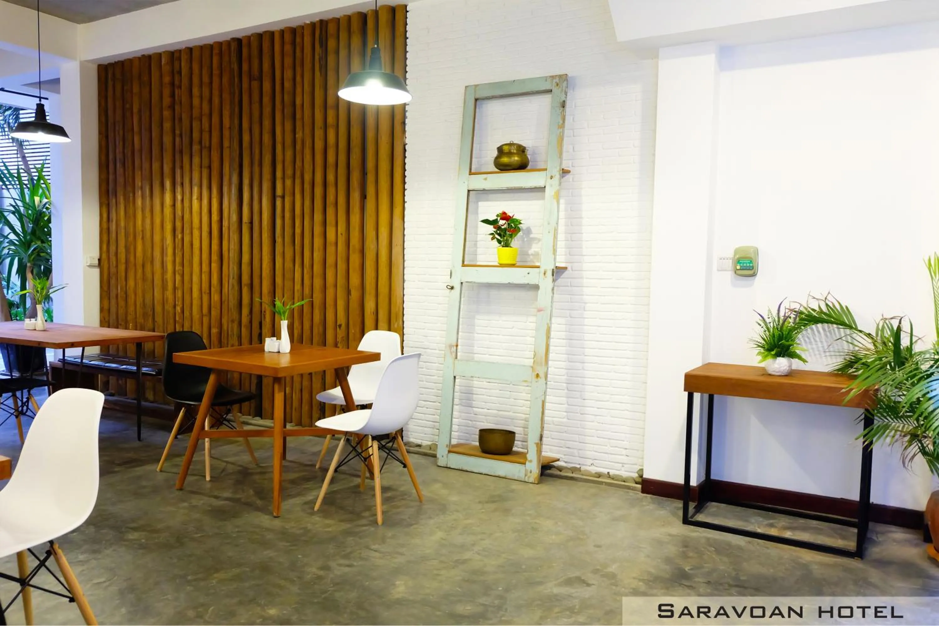 Restaurant/places to eat in Saravoan Royal Palace