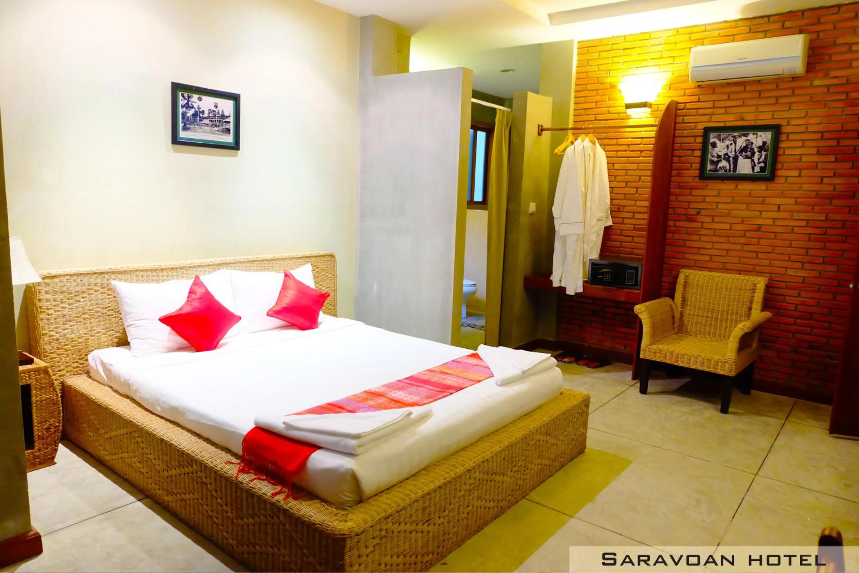 Photo of the whole room, Bed in Saravoan Royal Palace