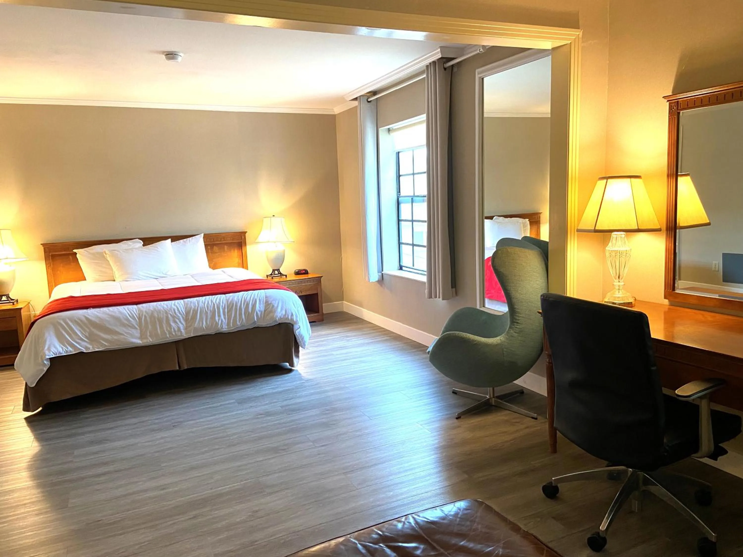 Photo of the whole room, Bed in Ramada by Wyndham Los Angeles/Wilshire Center