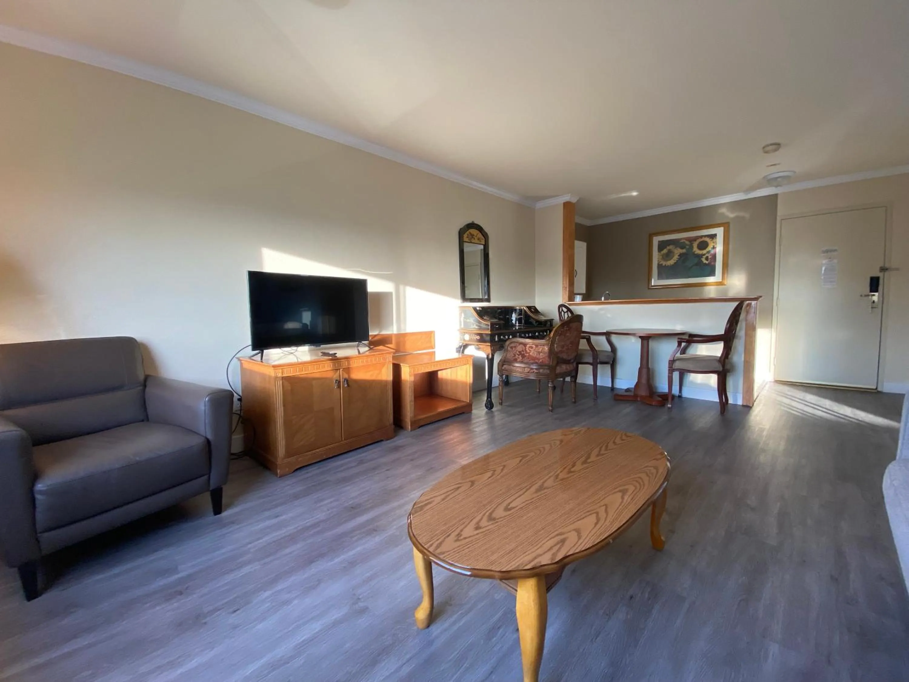 Seating area in Ramada by Wyndham Los Angeles/Wilshire Center