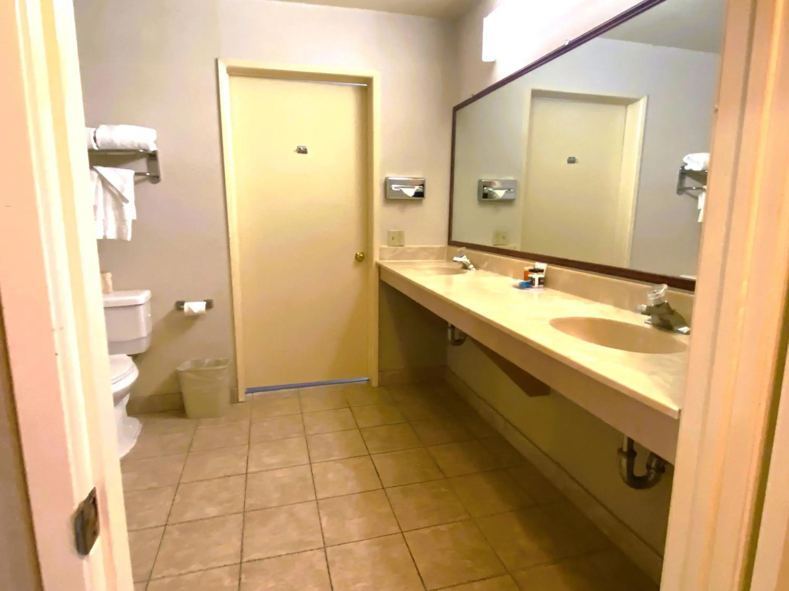 King Junior Suite - Non-Smoking in Ramada by Wyndham Los Angeles/Wilshire Center King Junior Suite - Non-Smoking in Ramada by Wyndham Los Angeles/Wilshire Center