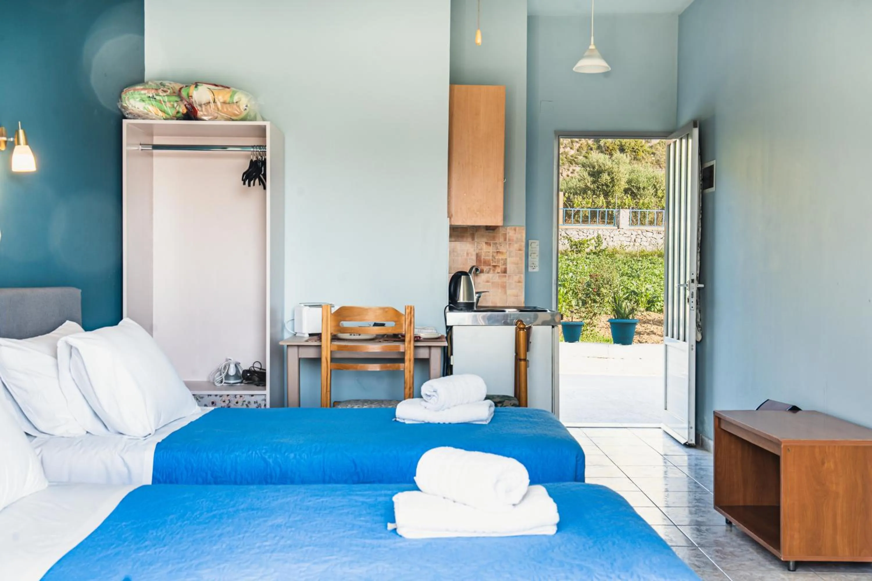 Photo of the whole room, Bed in Anastasia Studios Katelios