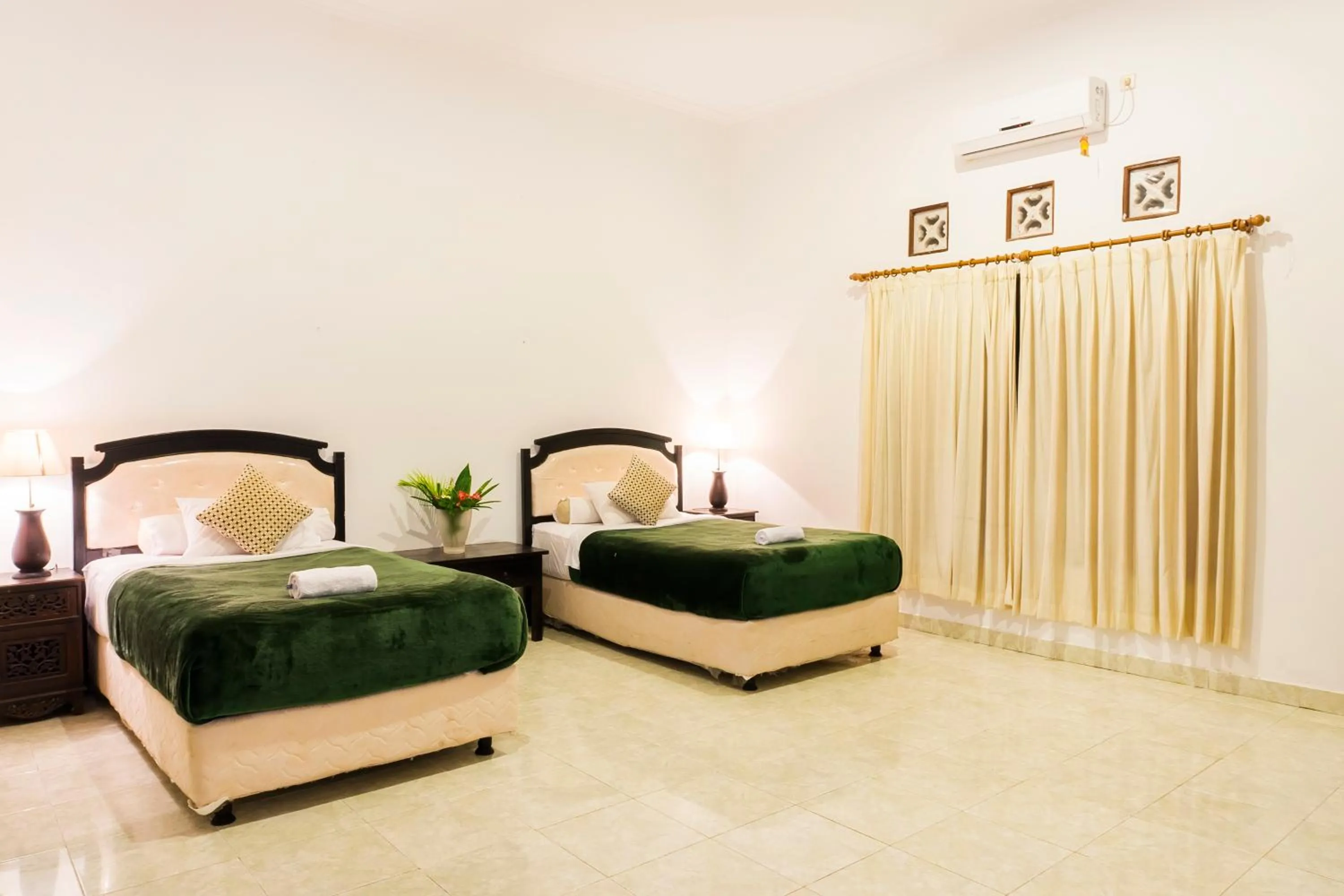 Photo of the whole room, Bed in Scoobydoo Bungalow