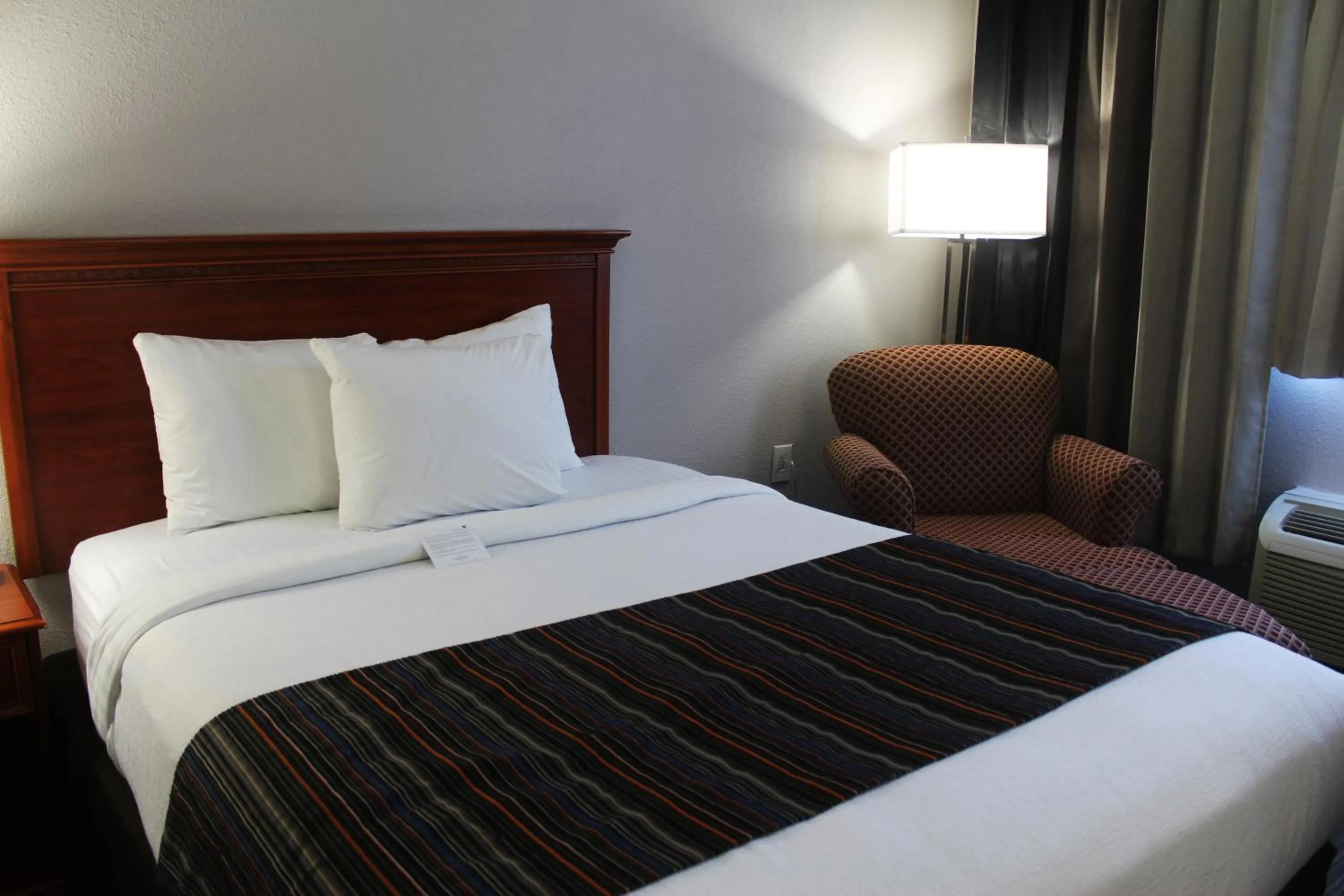Bed in Country Inn & Suites by Radisson, San Antonio Lackland AFB - SeaWorld Area