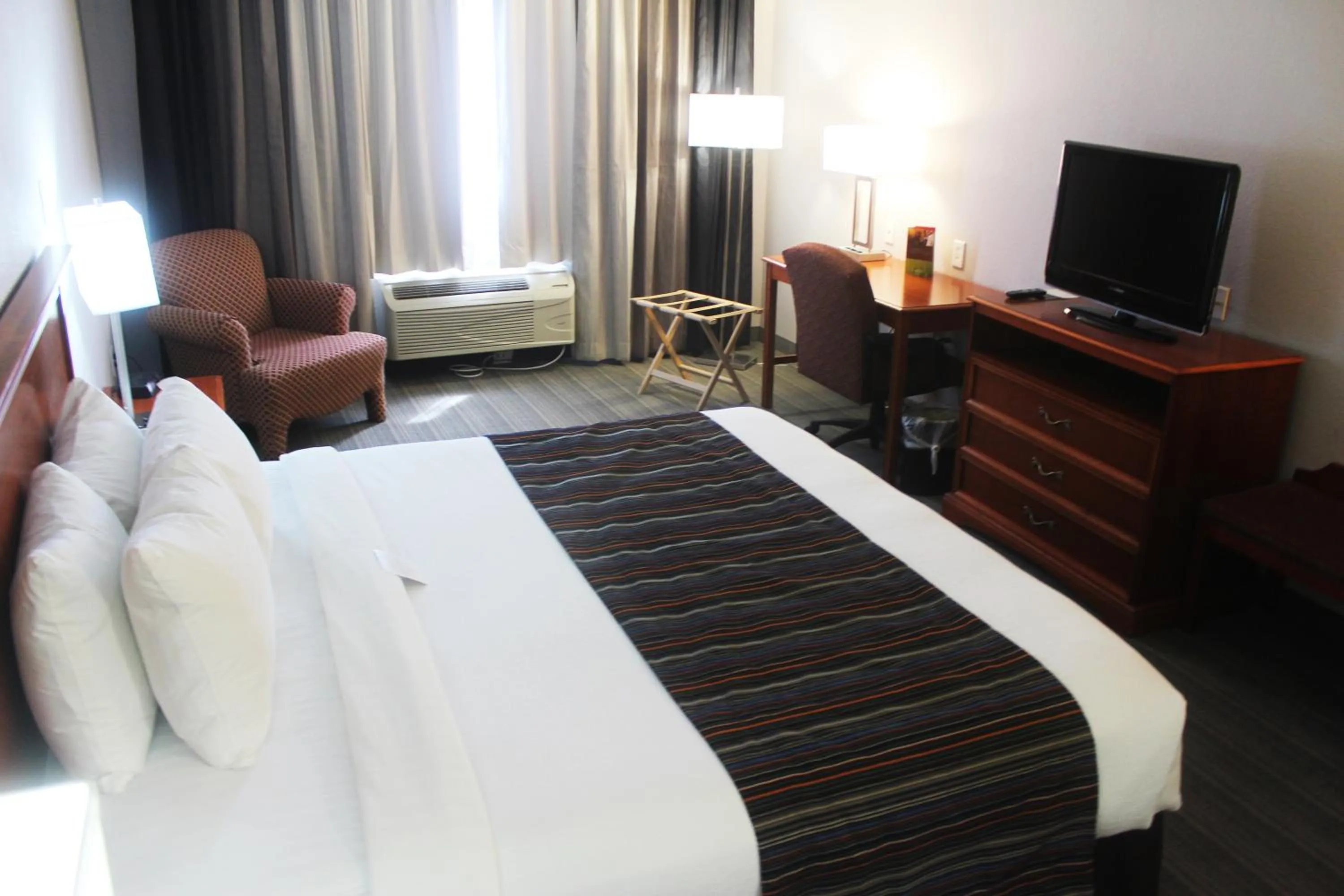 Bed in Country Inn & Suites by Radisson, San Antonio Lackland AFB - SeaWorld Area