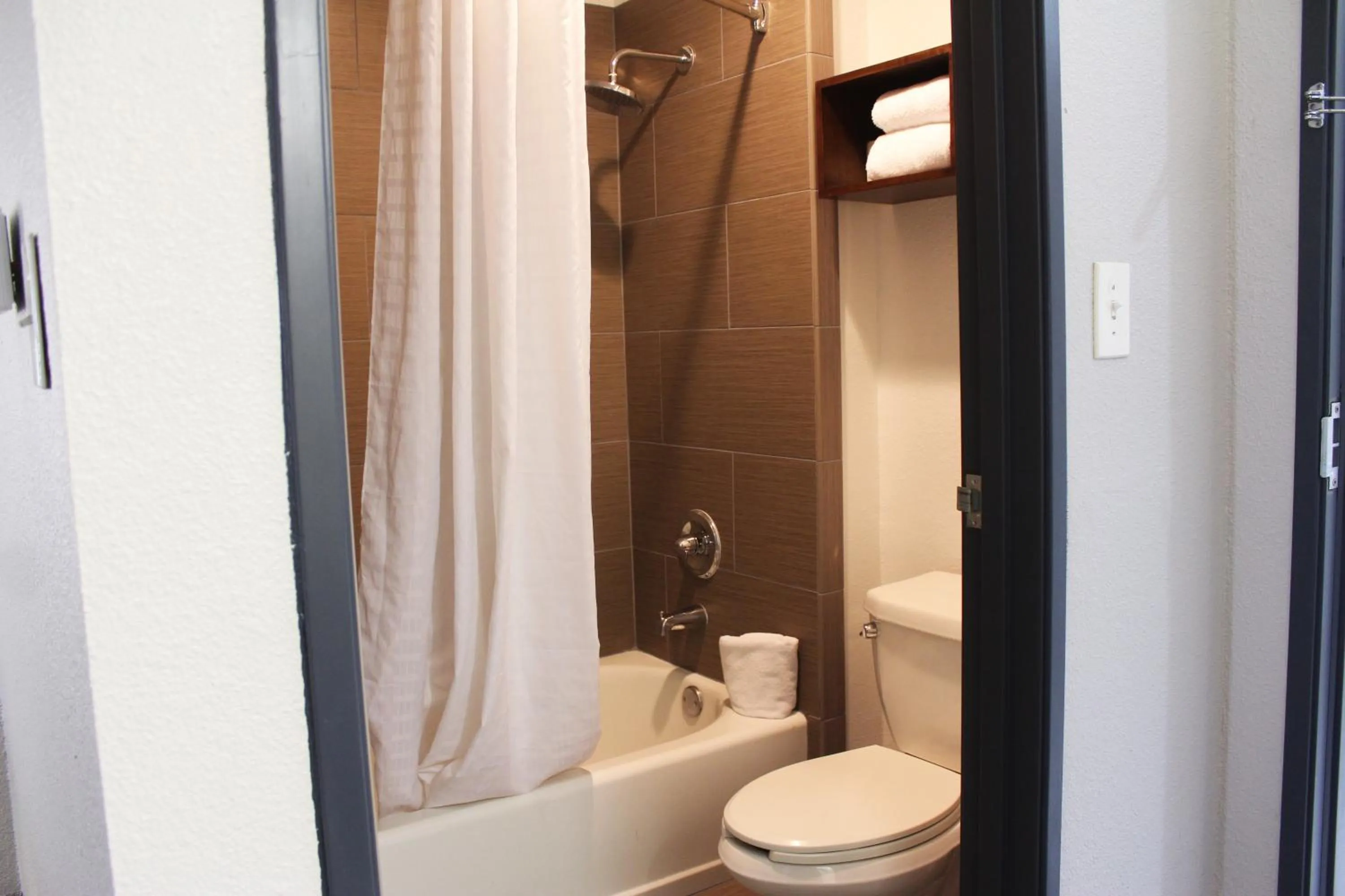 Bathroom in Country Inn & Suites by Radisson, San Antonio Lackland AFB - SeaWorld Area