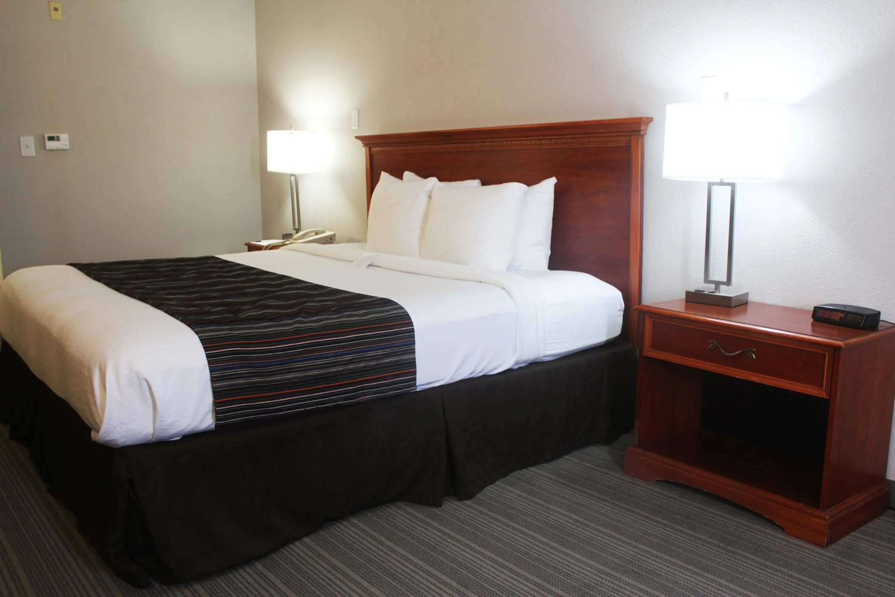 Bed in Country Inn & Suites by Radisson, San Antonio Lackland AFB - SeaWorld Area