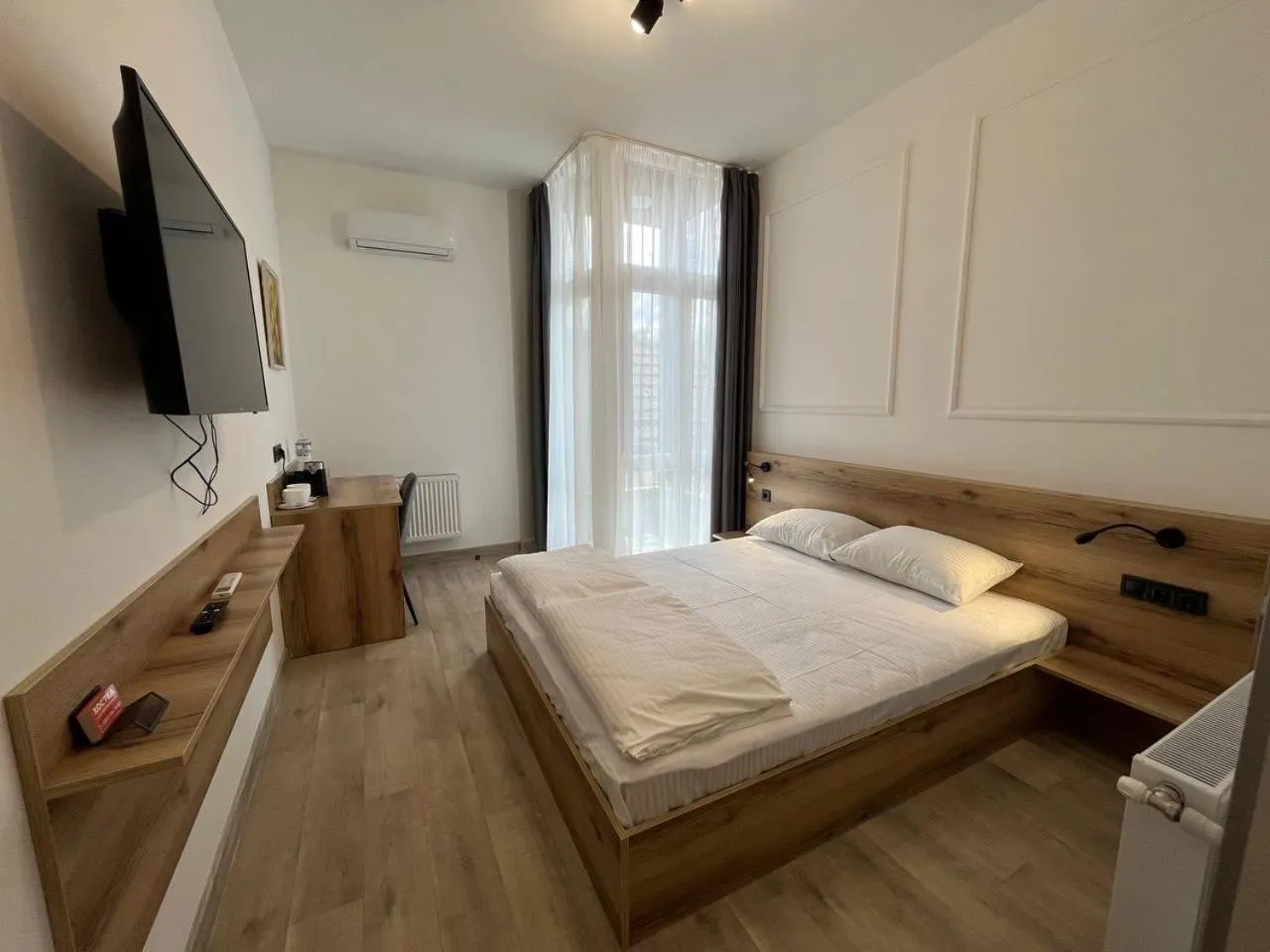 Deluxe Double Room with Bath in FOX Hostel