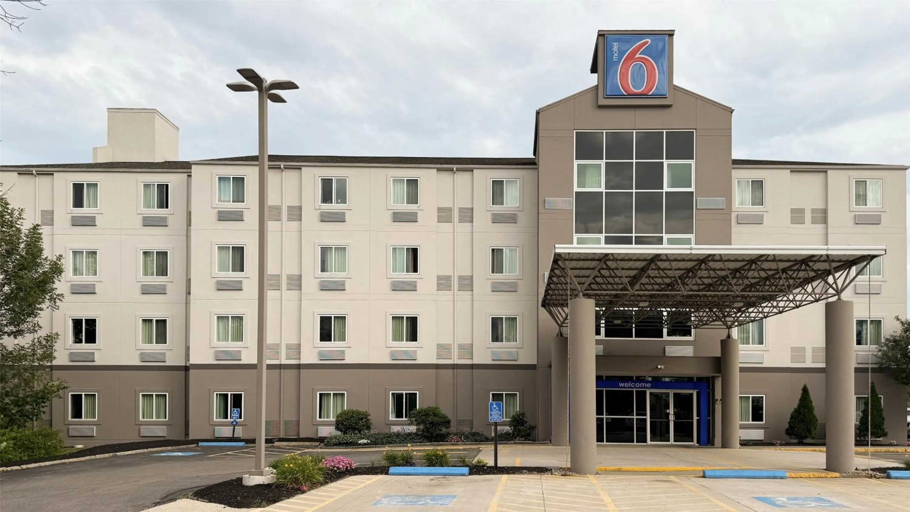 Property building in Motel 6-Portsmouth, NH