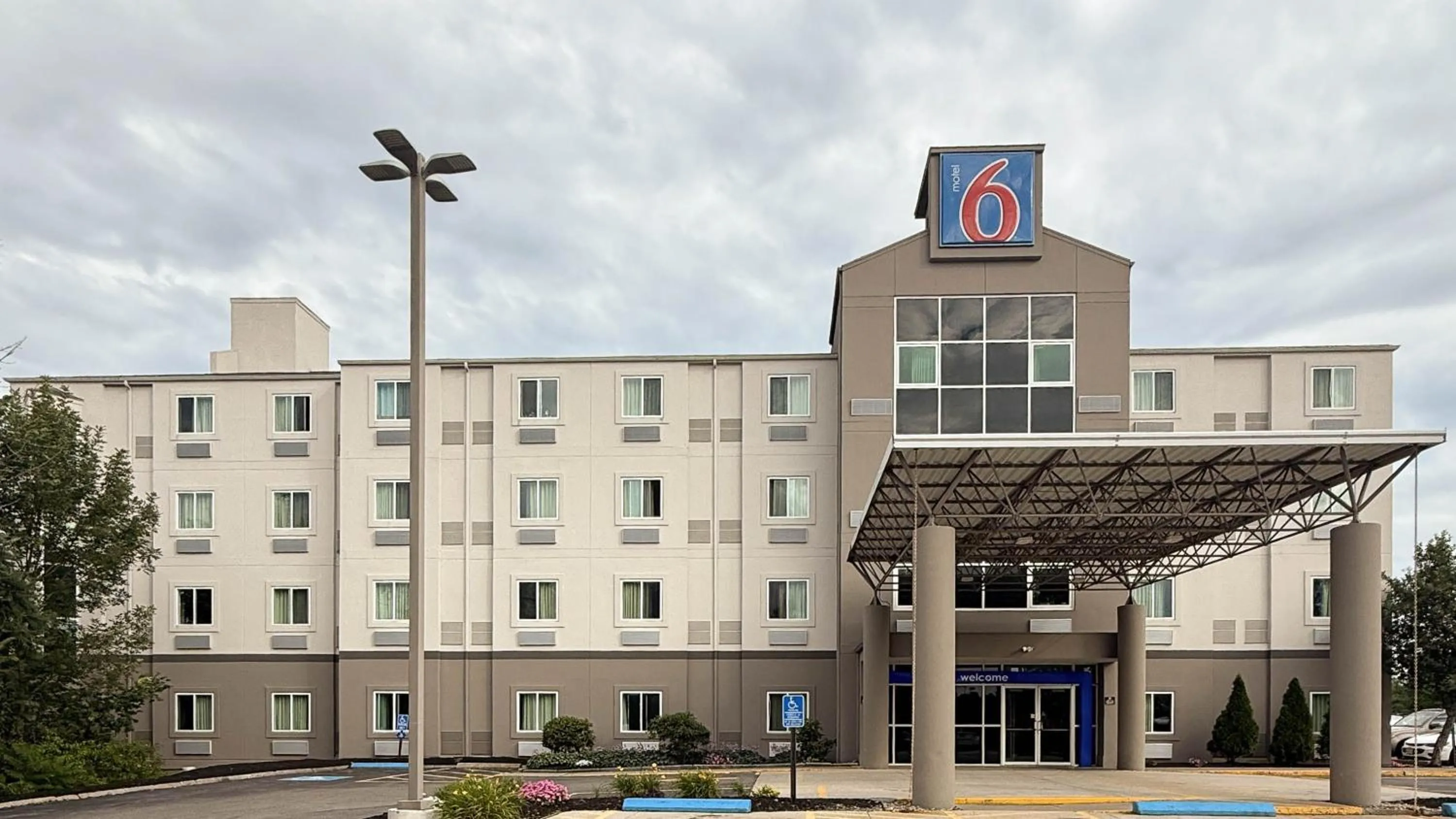 Property building in Motel 6-Portsmouth, NH