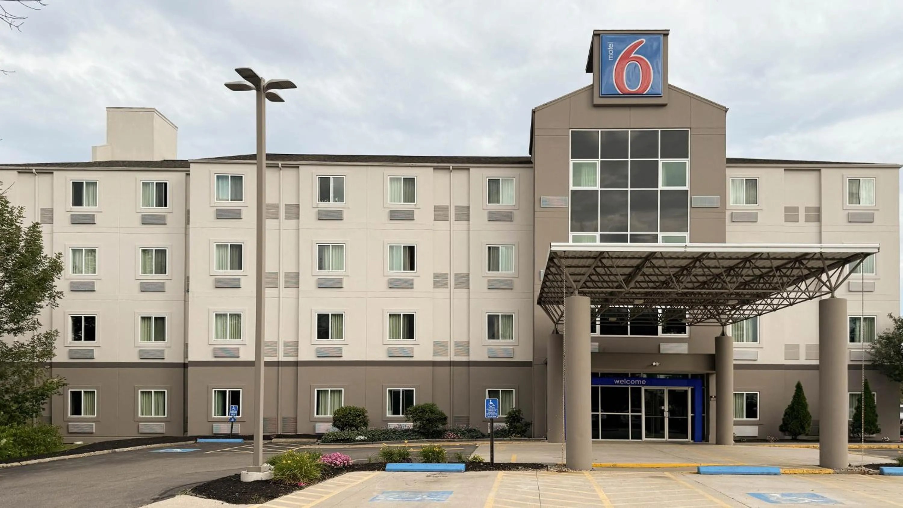 Property building in Motel 6-Portsmouth, NH