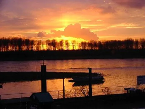 Sunset in Pension Riverside in Leverkusen Hitdorf am Rhein - Zentral an der A1 und 59