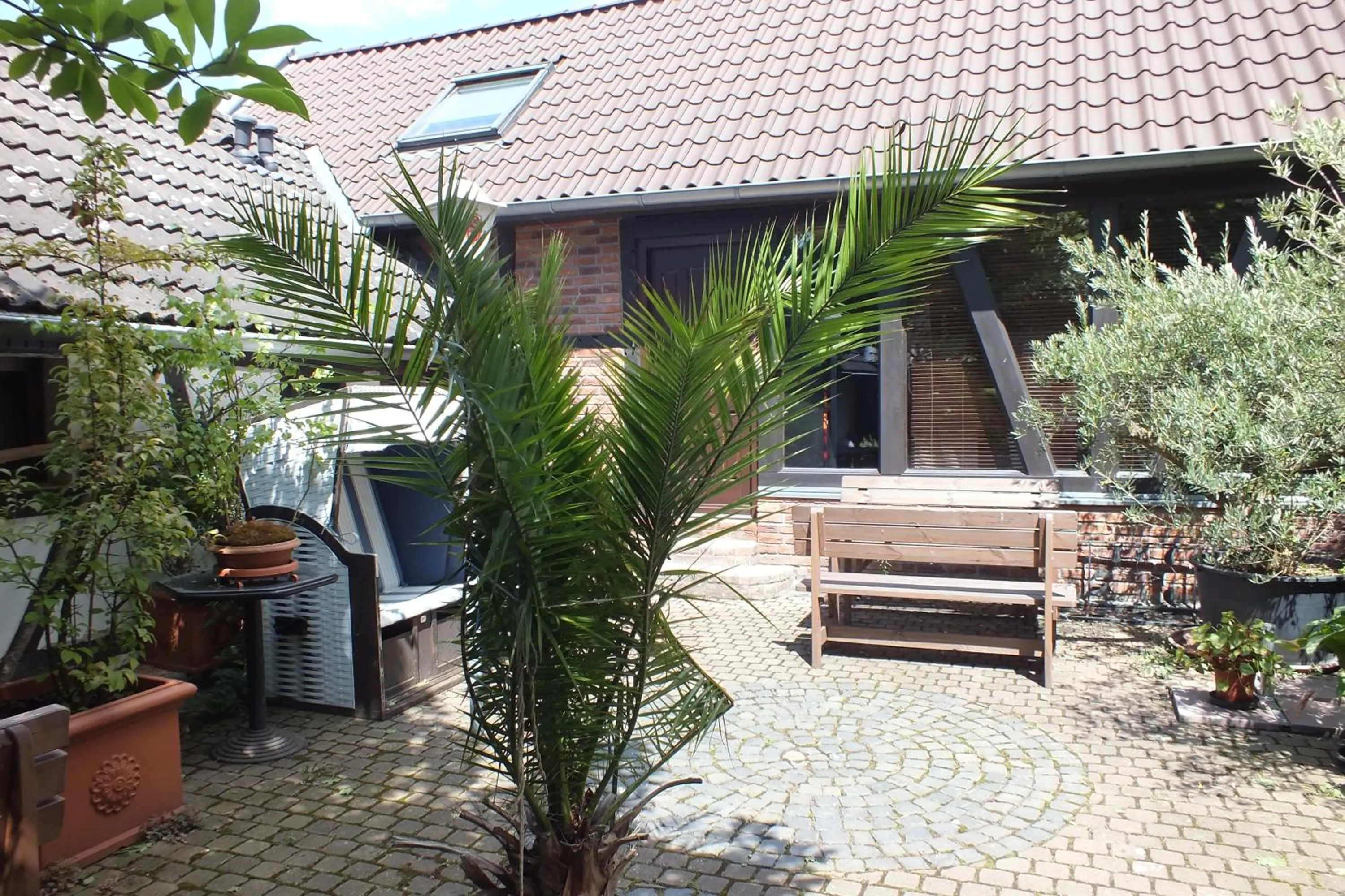 Patio in Pension Riverside in Leverkusen Hitdorf am Rhein - Zentral an der A1 und 59