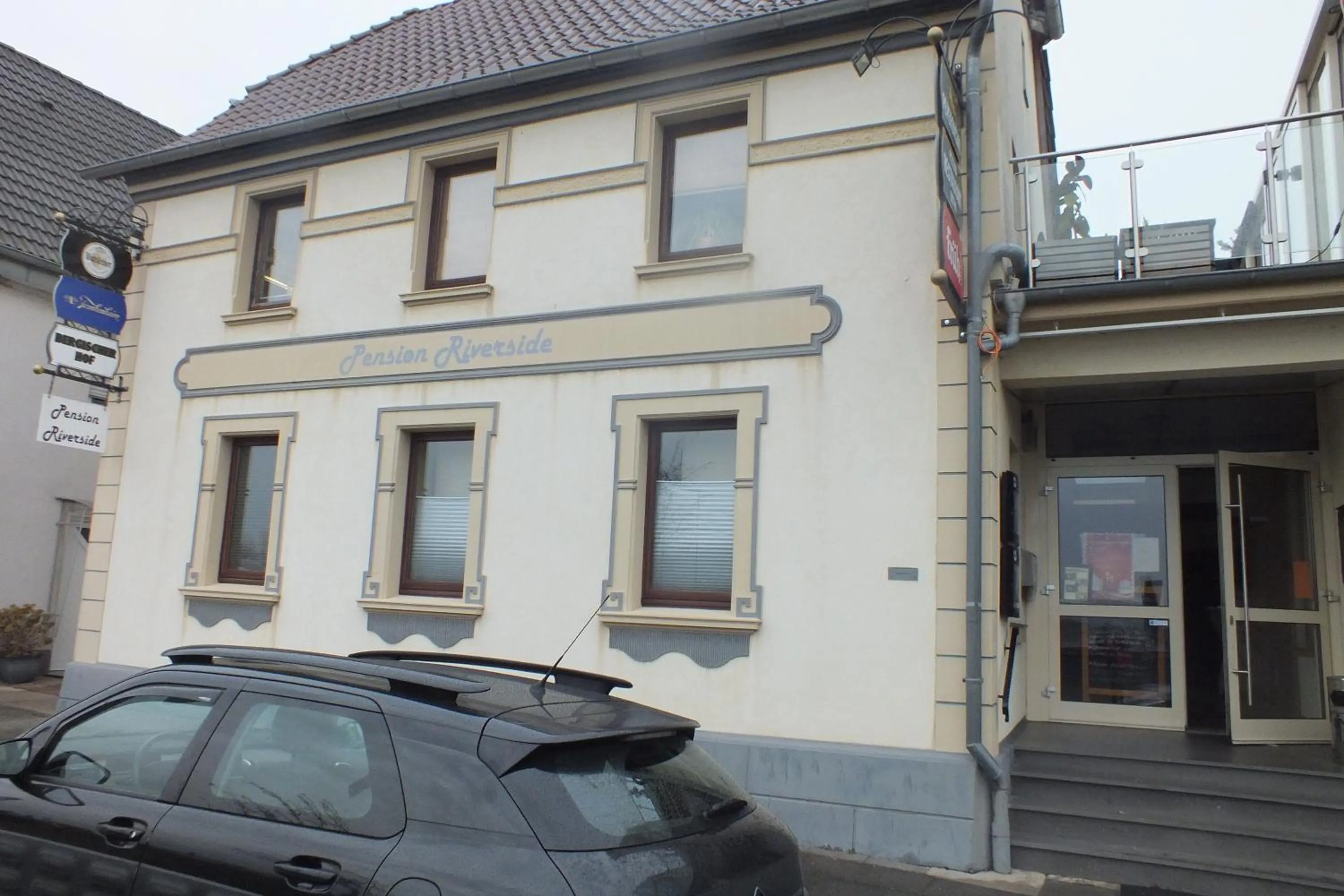 Facade/entrance in Pension Riverside in Leverkusen Hitdorf am Rhein - Zentral an der A1 und 59