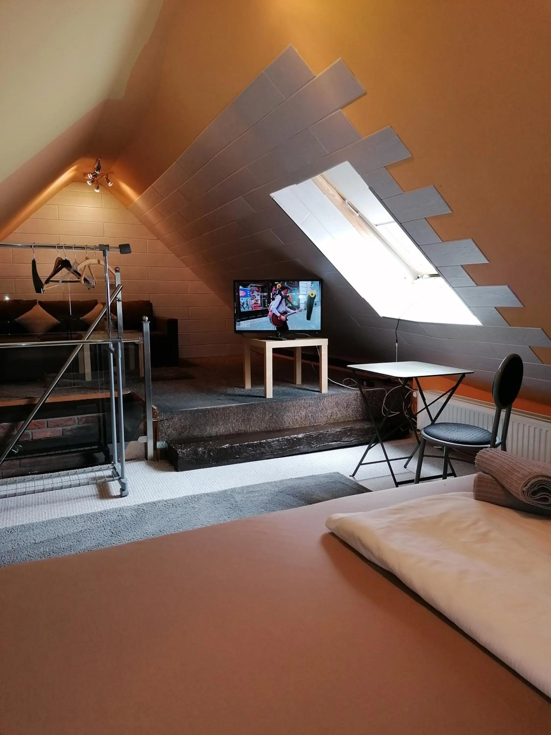 TV and multimedia, Bed in Pension Riverside in Leverkusen Hitdorf am Rhein - Zentral an der A1 und 59