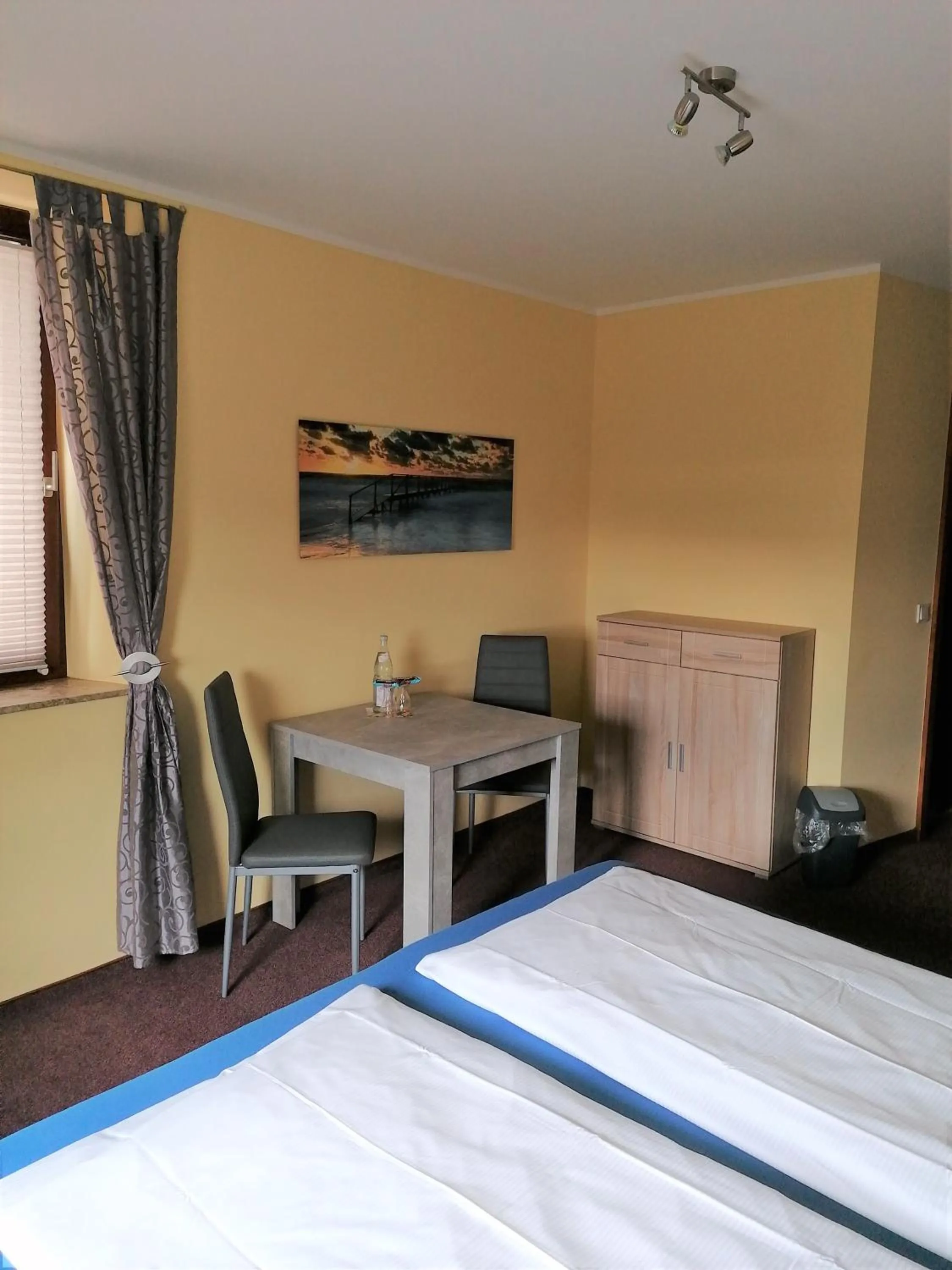 Seating area, Bed in Pension Riverside in Leverkusen Hitdorf am Rhein - Zentral an der A1 und 59