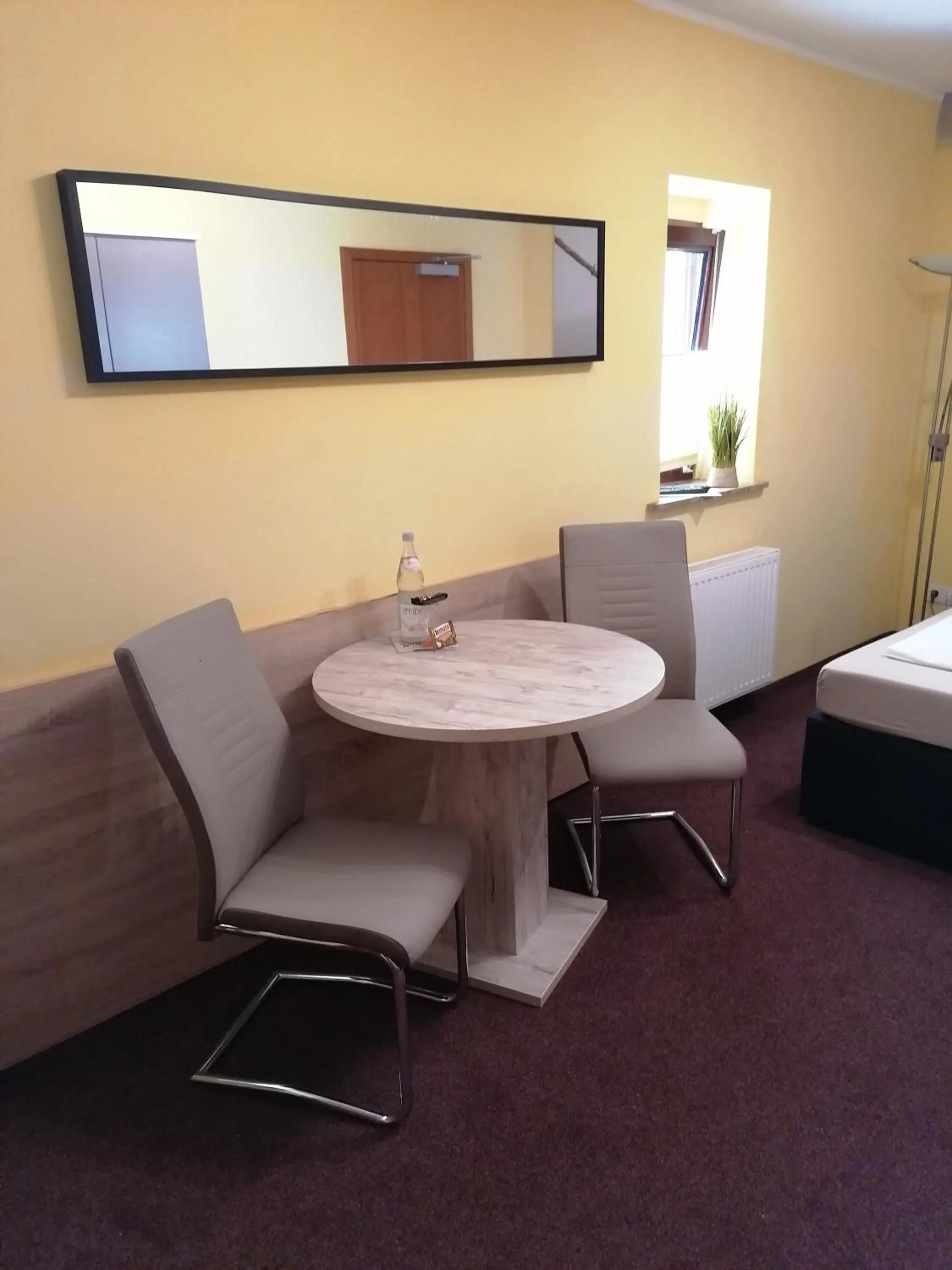 Seating area, Bed in Pension Riverside in Leverkusen Hitdorf am Rhein - Zentral an der A1 und 59