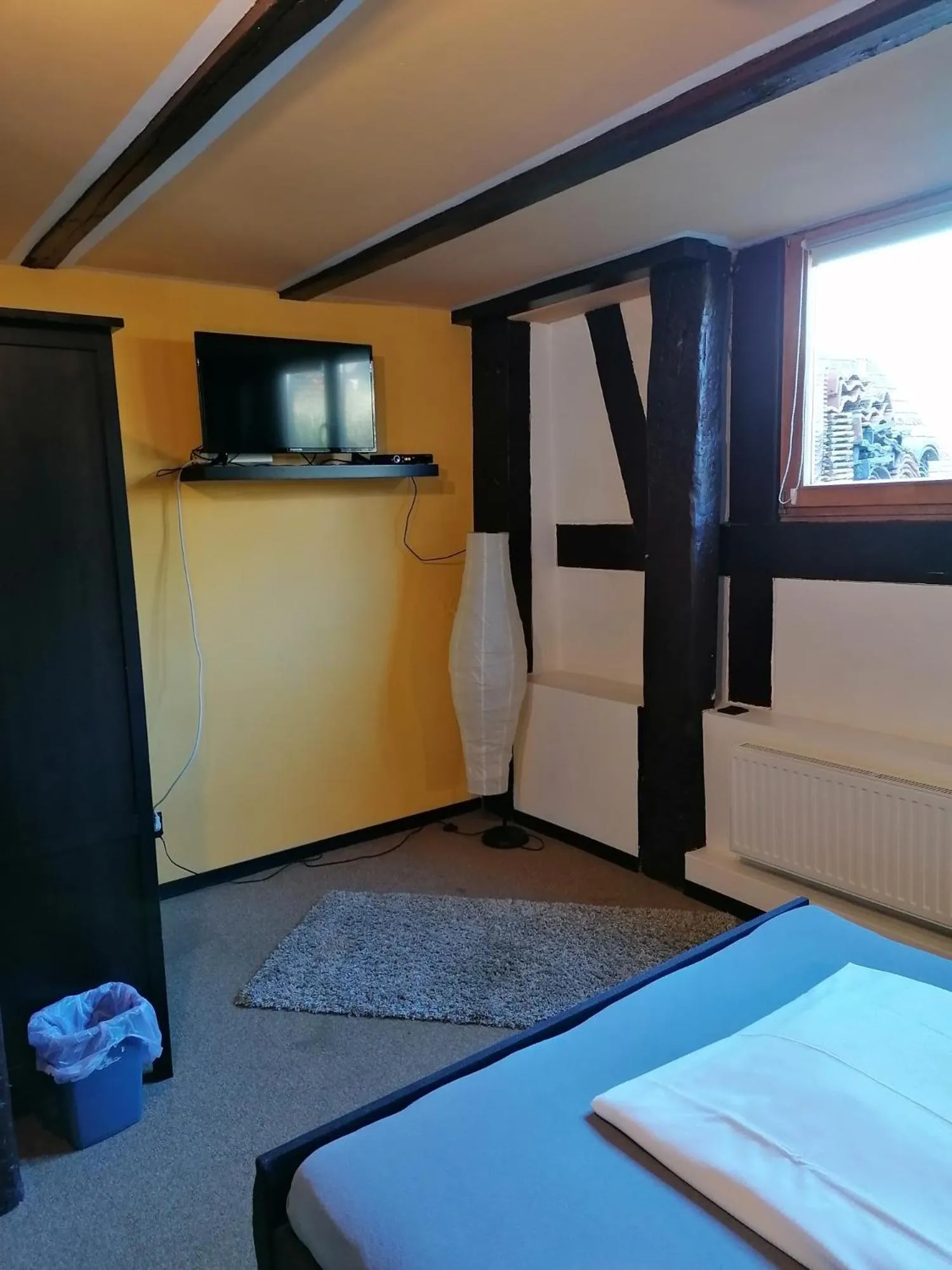 TV and multimedia, Bed in Pension Riverside in Leverkusen Hitdorf am Rhein - Zentral an der A1 und 59