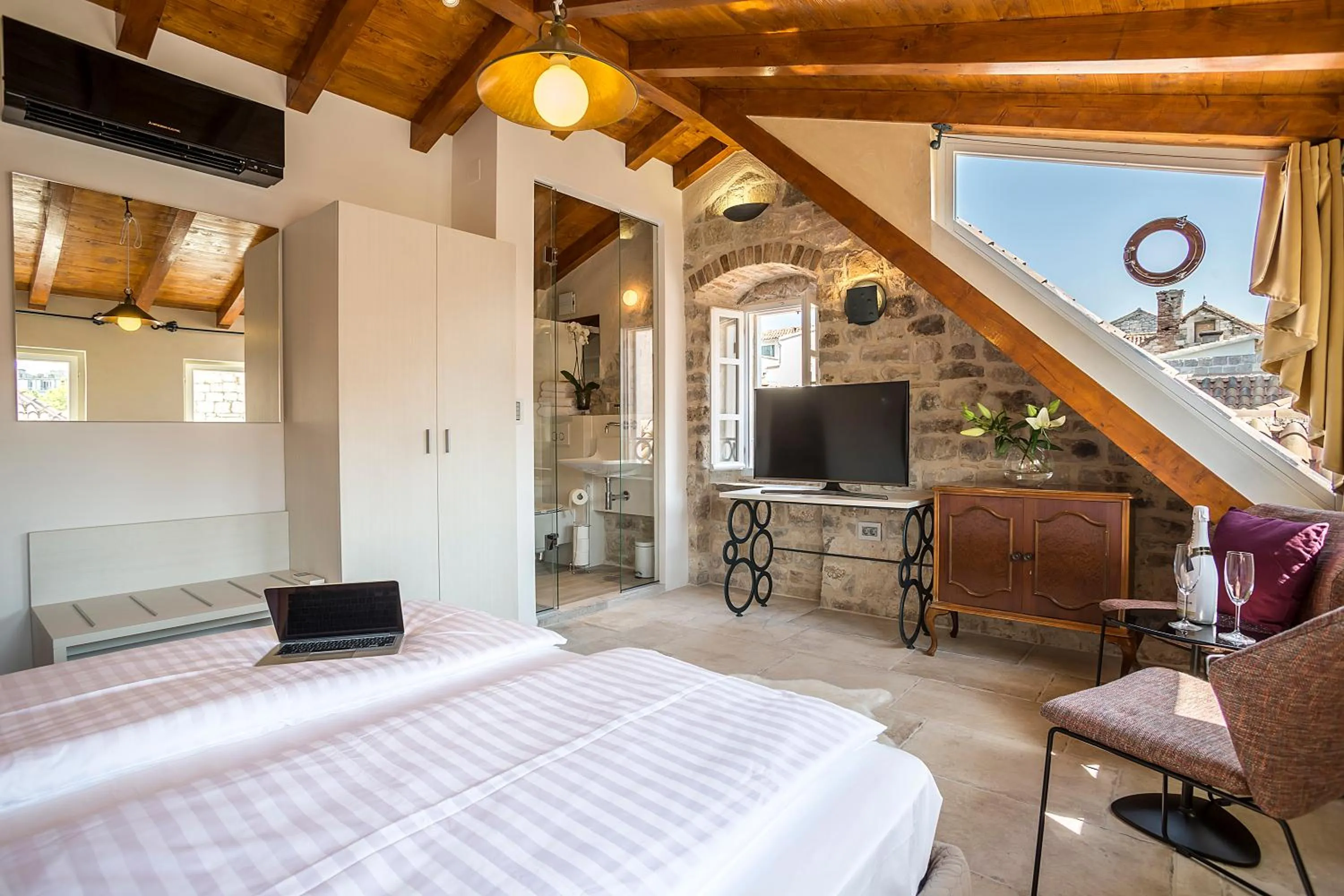 Seating area, Bed in Bella Notte Di Spalato