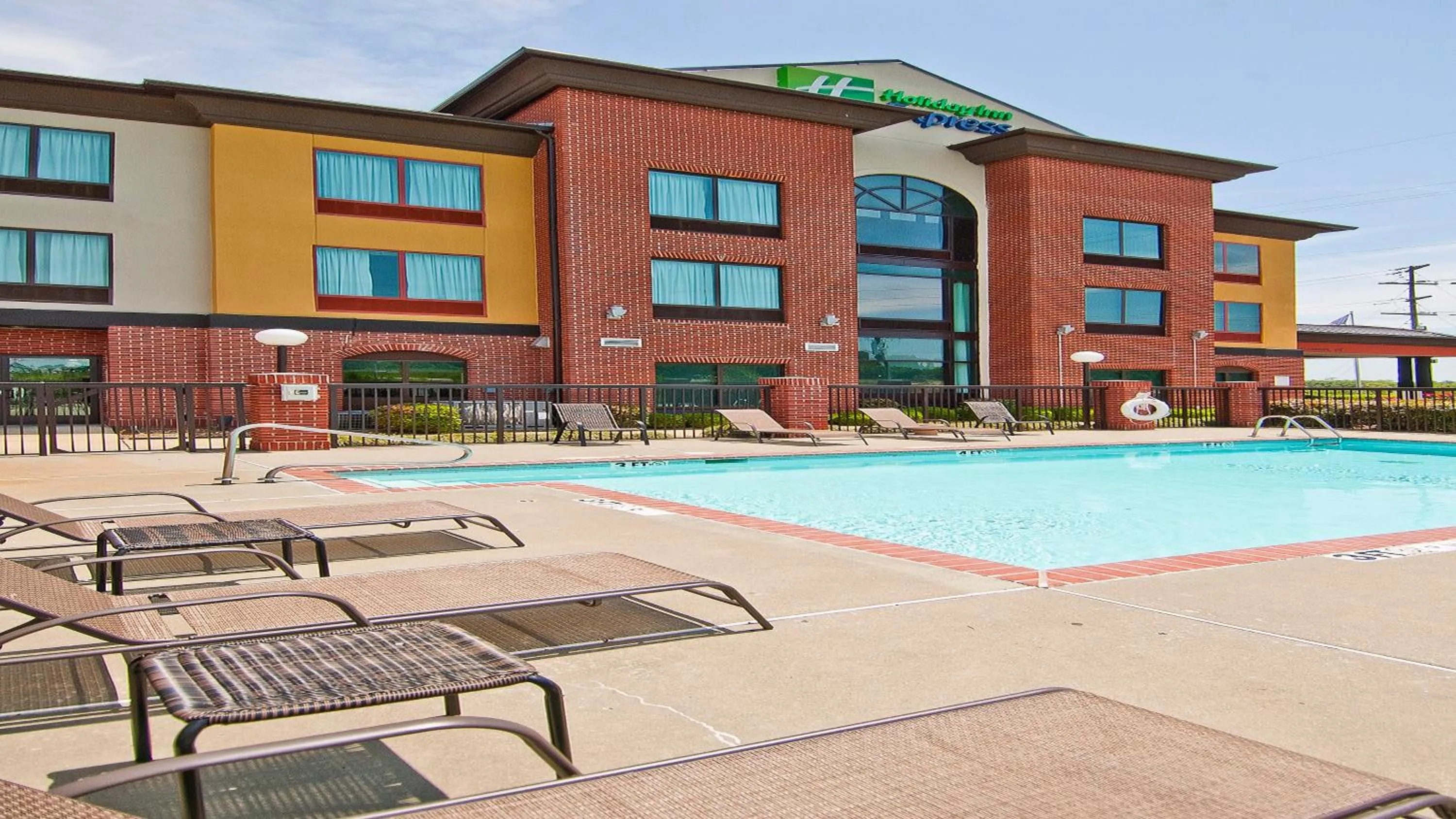 Swimming pool in Holiday Inn Express Hotel & Suites Olive Branch by IHG