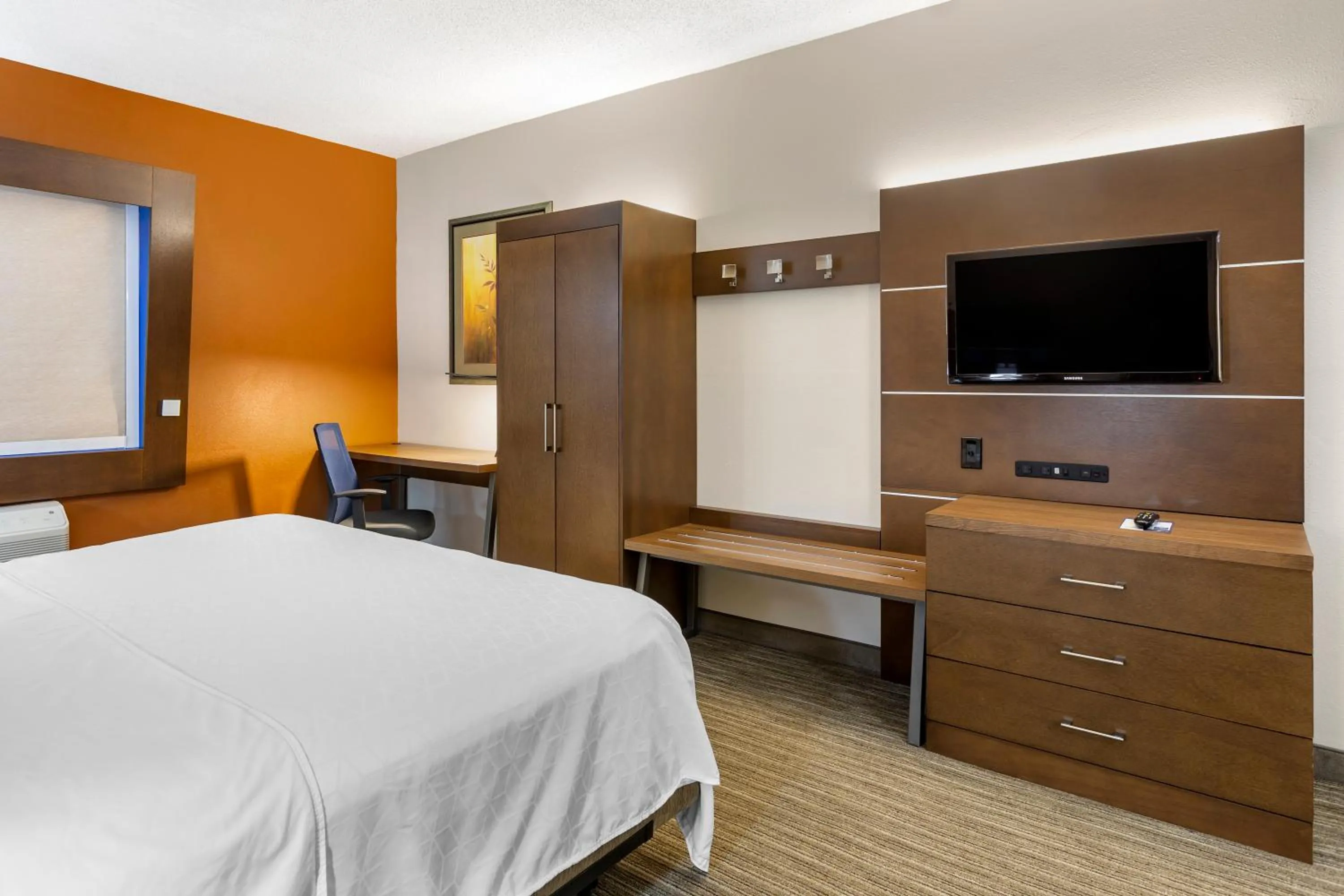 Photo of the whole room, Bed in Holiday Inn Express Branson- Green Mountain Drive by IHG