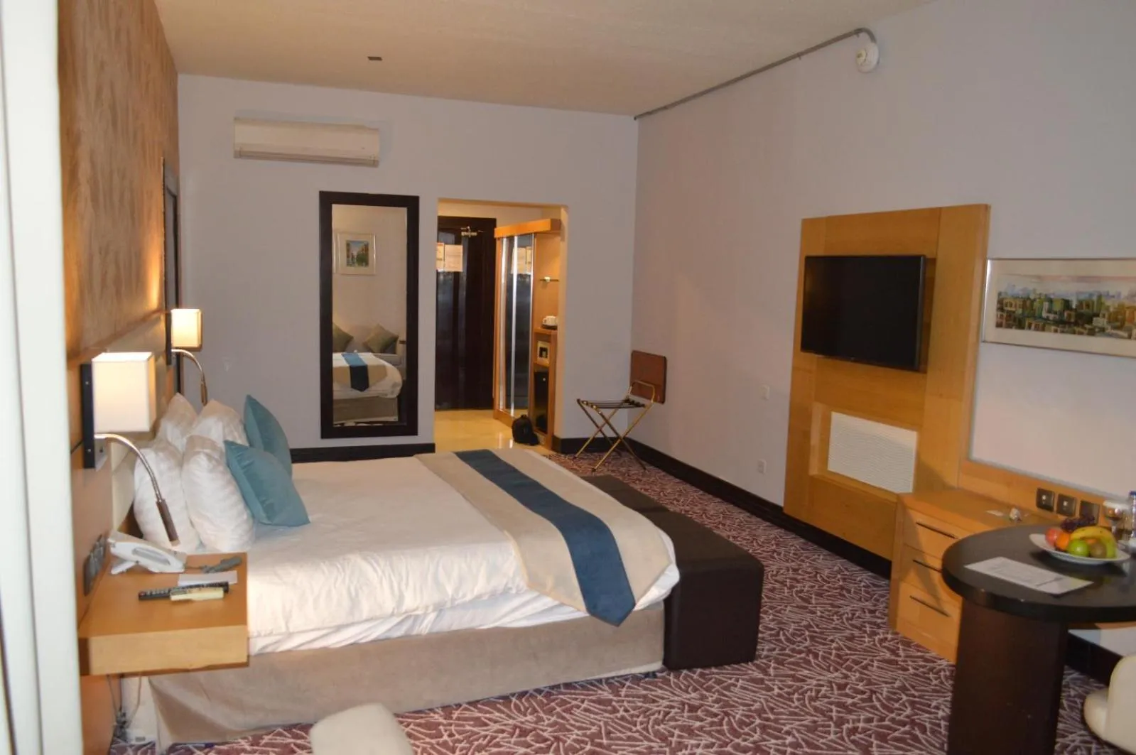 Photo of the whole room, Bed in Golden Tulip Hail